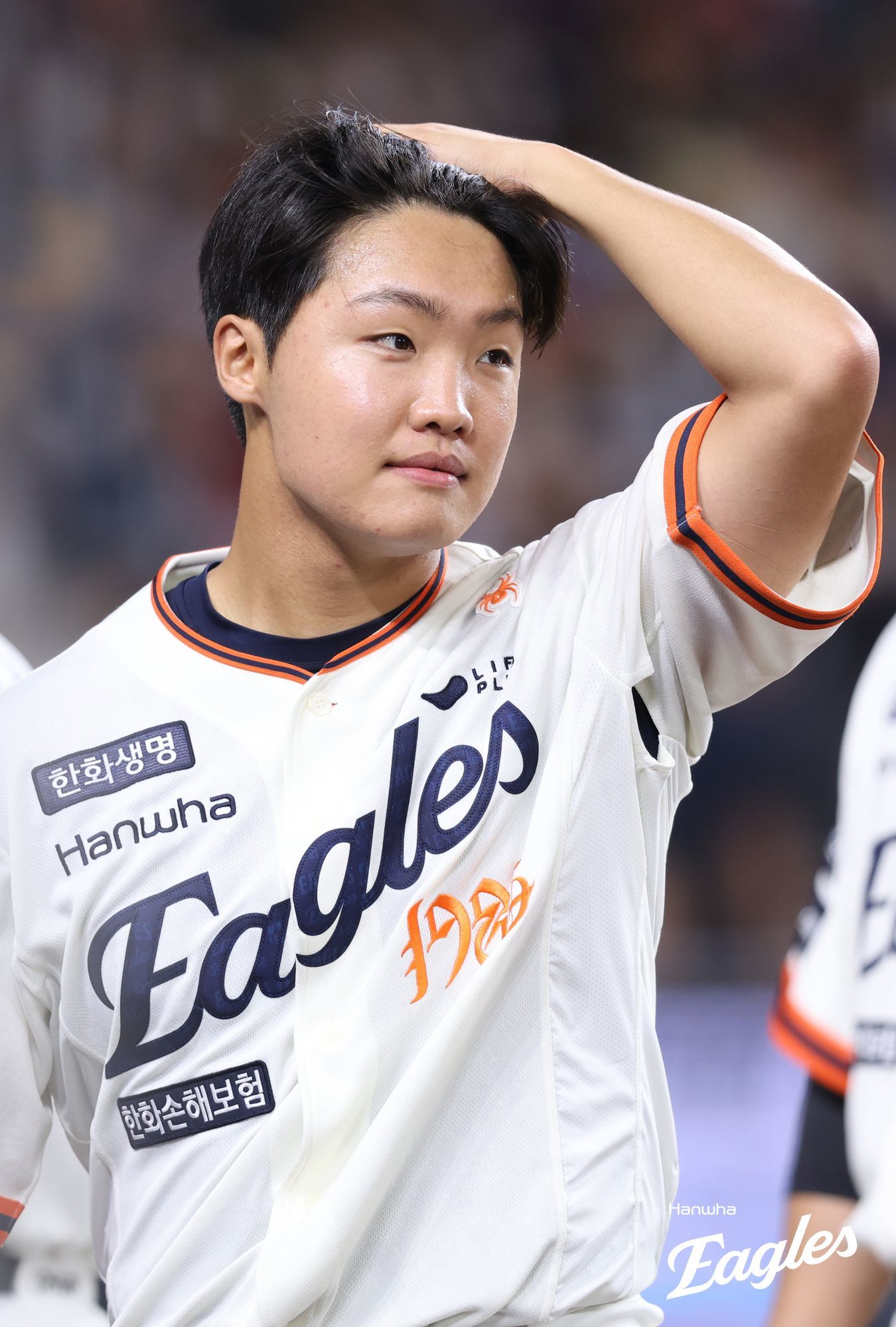 한화 정우주가 29일 대전한화생명볼파크에서 열린 LG전을 마친 뒤 그라운드를 바라보고 있는 모습. 정우주는 이날 선발투수로 등판해 3.1이닝 무실점 호투로 팀의 7-3 승리를 이끌었다. 사진제공｜한화 이글스