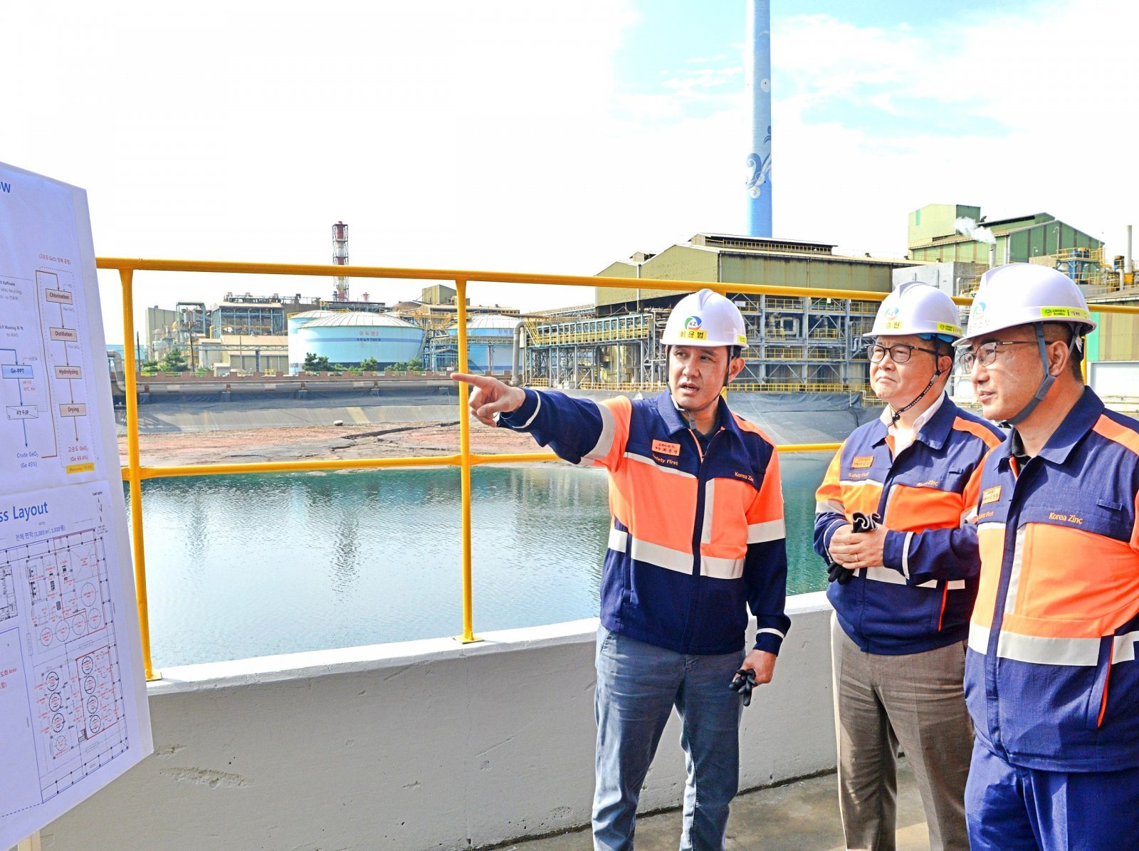 제련소 현장 점검을 하고 있는 최윤범 고려아연 회장.    뉴시스