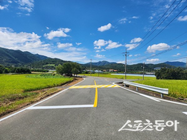 청도군이 민족 대명절 추석을 맞아 도로변 풀베기와 차선도색 정비작업을 실시했다. 사진제공 ㅣ 청도군
