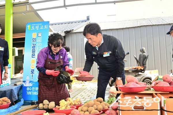 윤경희 청송군수가 추석 명절을 앞두고 전통시장에서 장보기 행사를 하고 있다. 사진제공 ㅣ 청송군