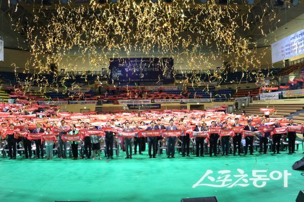 2025년 APEC 정상회의 성공개최 범시민실천결의대회 퍼포먼스가 펼쳐지고 있다. 사진제공 ㅣ 경주시