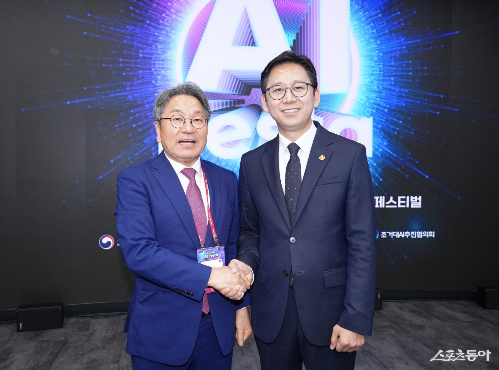 강기정 광주광역시장이 30일 서울 코엑스에서 열린 ‘AI 페스타(Festa) 2025’에 참석해 배경훈 과학기술정보통신부 장관과 환담을 나누고 있다. 사진제공=광주광역시