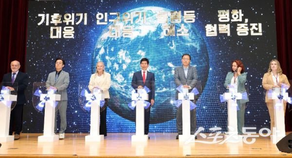 대구 달서구가 지난 26일~27일 계명대 의양관과 달서평생학습관에서 열린 제12회 국제교육도시연합(IAEC) 아·태 네트워크 지역회의를 마무리한 후 기념촬영을 하고 있는 모습. 사진제공ㅣ대구 달서구