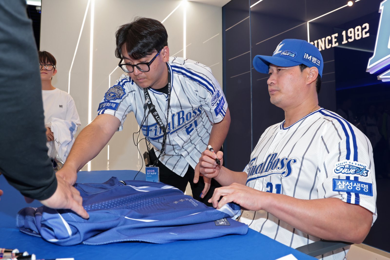 삼성 오승환(오른쪽)이 30일 대구삼성라이온즈파크에서 열린 은퇴식에 앞서 진행된 사인회에서 팬들에게 사인을 해주고 있다. 사진제공｜삼성 라이온즈