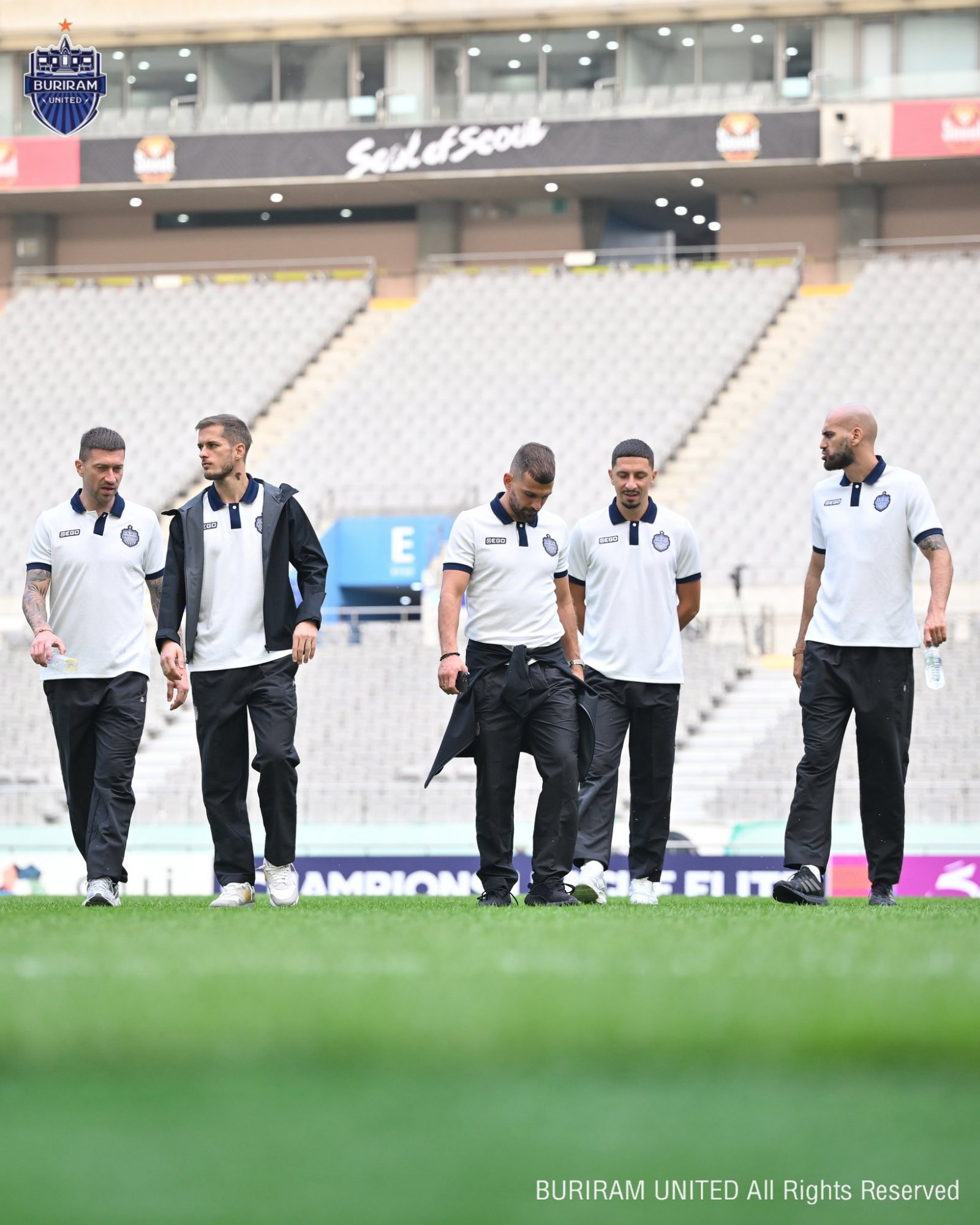 부리람은 치밀하게 서울 원정을 준비했다. 이동시간 최소화와 함께 현지 의료팀까지 훈련을 참관할 수 없게 하는 등 서울전에 만반의 준비를 했다. 30일 경기 당일 서울월드컵경기장 잔디를 밟아보는 부리람 선수들. 사진출처｜부리람 유나이티드 페이스북