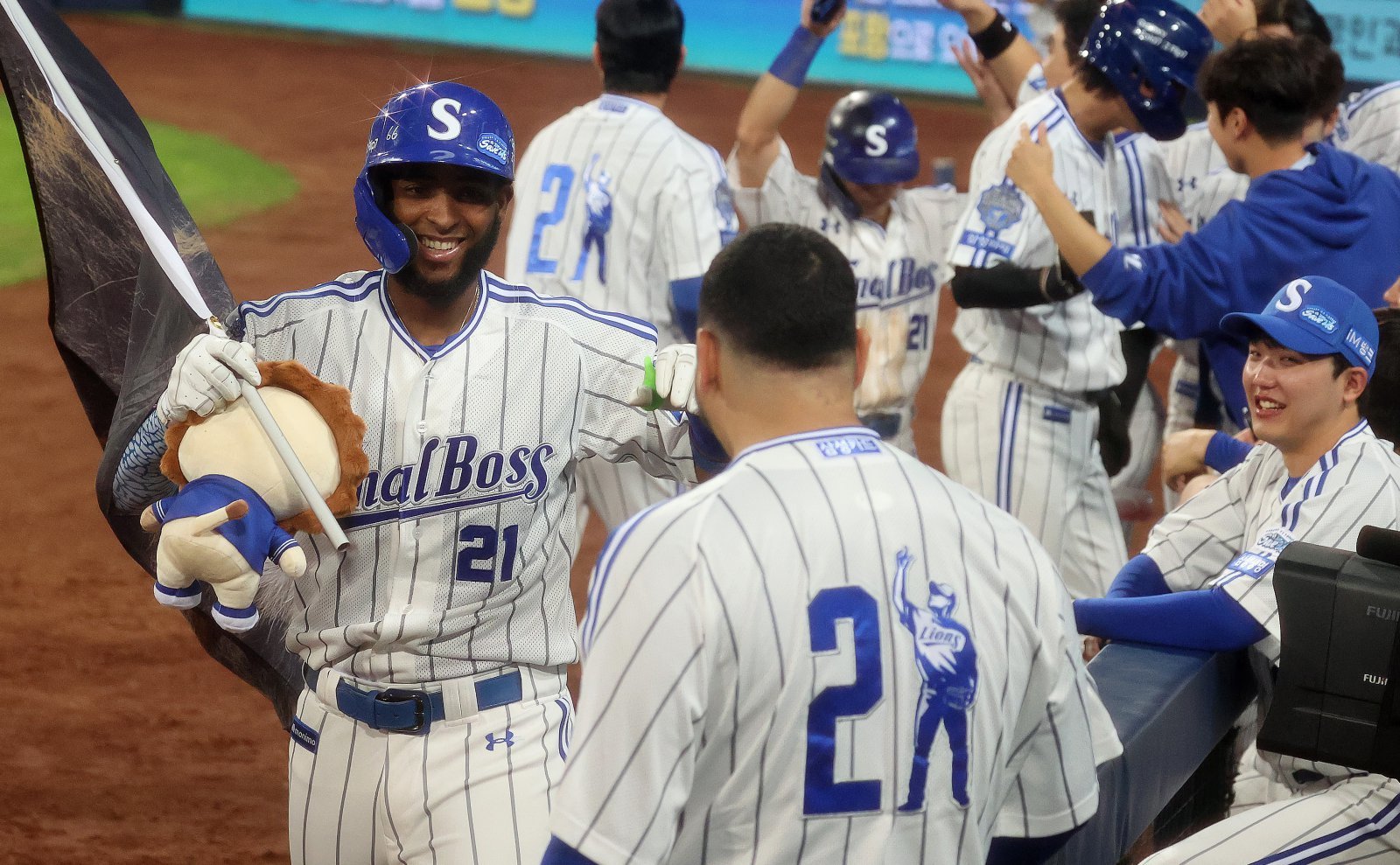 삼성 디아즈(왼쪽)가 30일 대구 KIA전서 1회말 3점홈런을 쳐내며 2015년 이후 10년만의 50홈런 타자로 등극한 뒤 동료들과 하이파이브를 나누고 있다. 대구｜뉴시스