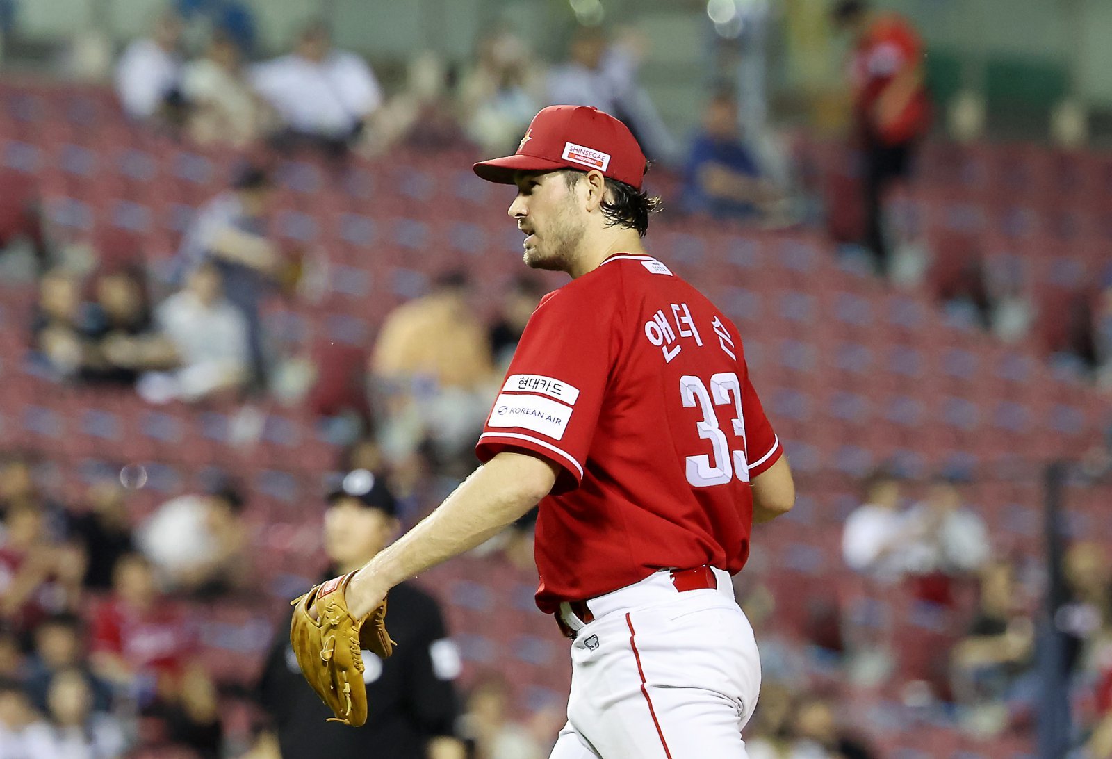 SSG 앤더슨(사진)은 경기 중 상대를 자극하는 불필요한 행동을 종종 저지른다. 이숭용 SSG 감독은 상대에 최대한 오해를 사지 않도록 앤더슨을 관리하겠다는 뜻을 전했다.｜뉴시스