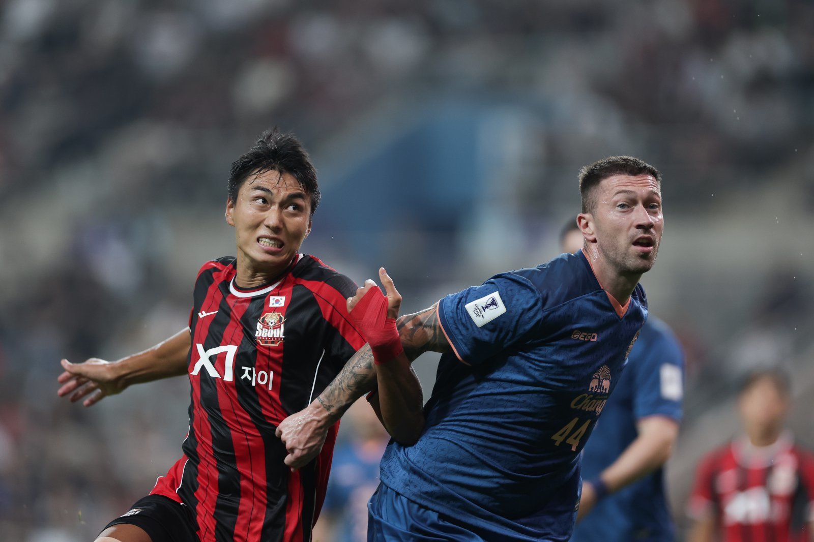 서울 정태욱이 30일 서울월드컵경기장에서 열린 부리람과 ACLE 동아시아권역 리그스테이지 2차전 홈경기서 피터 줄과 몸싸움을 하고 있다. 사진제공|한국프로축구연맹