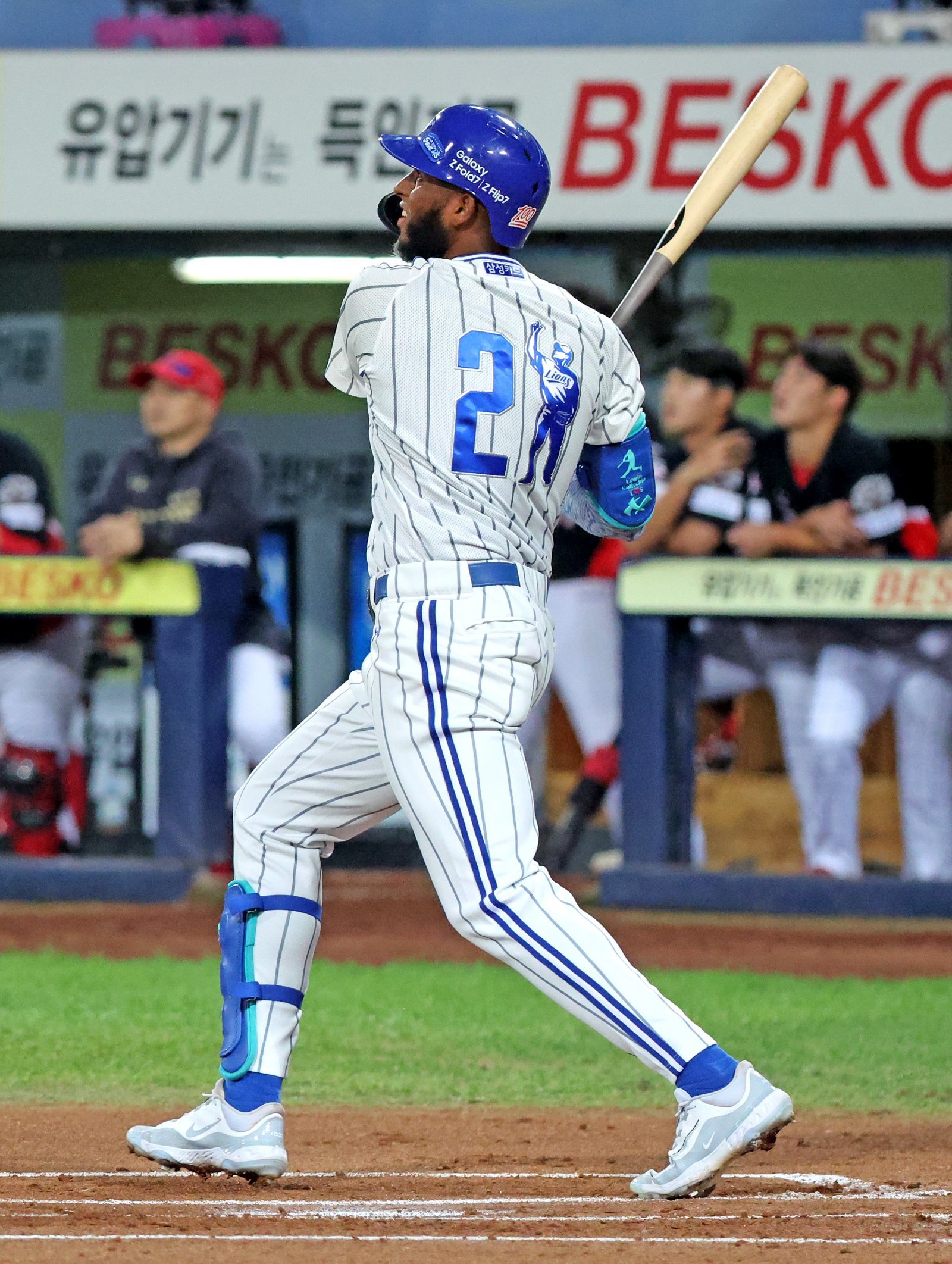 삼성 디아즈(왼쪽)가 30일 대구 KIA전에서 홈런을 뽑으며 KBO리그에 3명뿐이었던 ‘50홈런 클럽’에 가입했다. 1회말 홈런을 쳐낸 뒤 타구를 응시하고 있는 디아즈. 대구|뉴시스