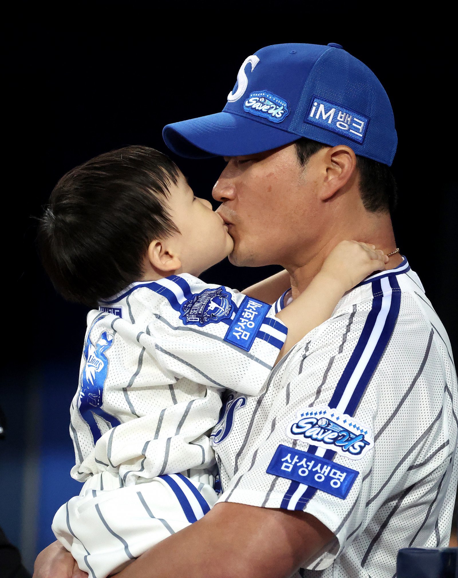 삼성 오승환이 30일 대구 KIA전에서 은퇴식을 갖고 그라운드와 작별을 고했다. 그가 아들 서준 군과 입을 맞추고 있다. 대구|뉴시스