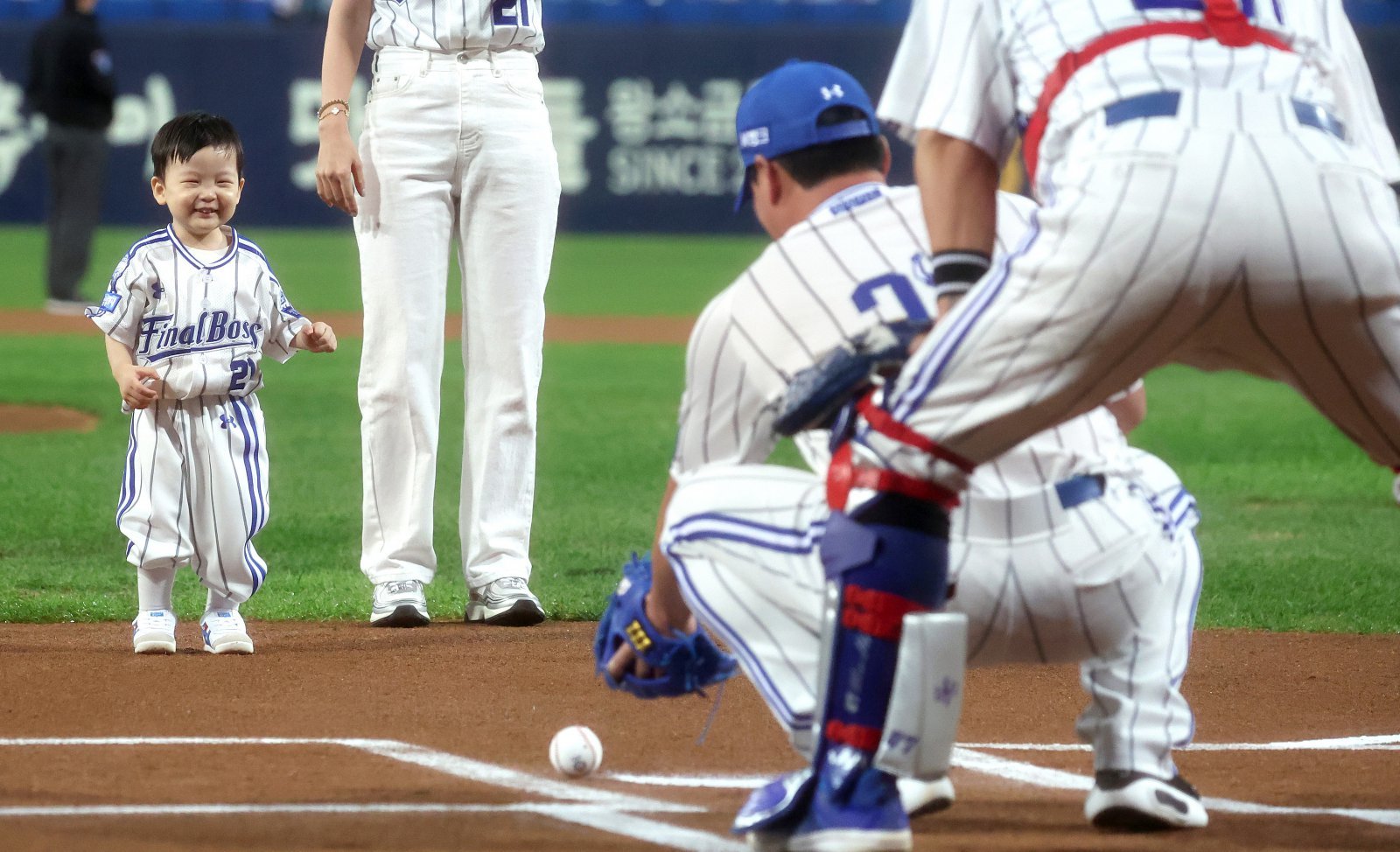 삼성 오승환이 30일 대구 KIA전에서 은퇴식을 갖고 그라운드와 작별을 고했다. 오승환이 그의 아들 서준 군(왼쪽)의 시구를 받고 있다. 대구|뉴시스