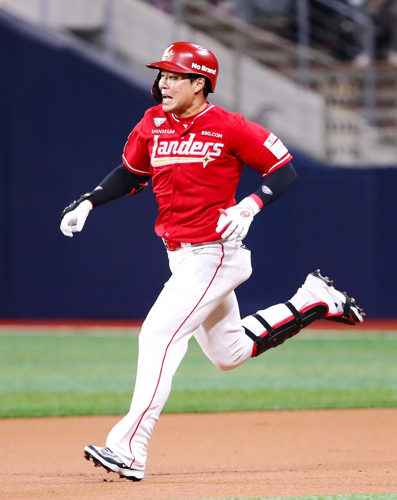 SSG 한유섬은 30일 고척 키움과 원정경기서 4번 지명타자로 선발출전해 결승 2루타를 포함해 4타수 2안타 2타점으로 활약했다. 베테랑의 활약으로 SSG는 매직넘버를 모두 지우며 리그 3위를 확정했다. 사진제공｜SSG 랜더스