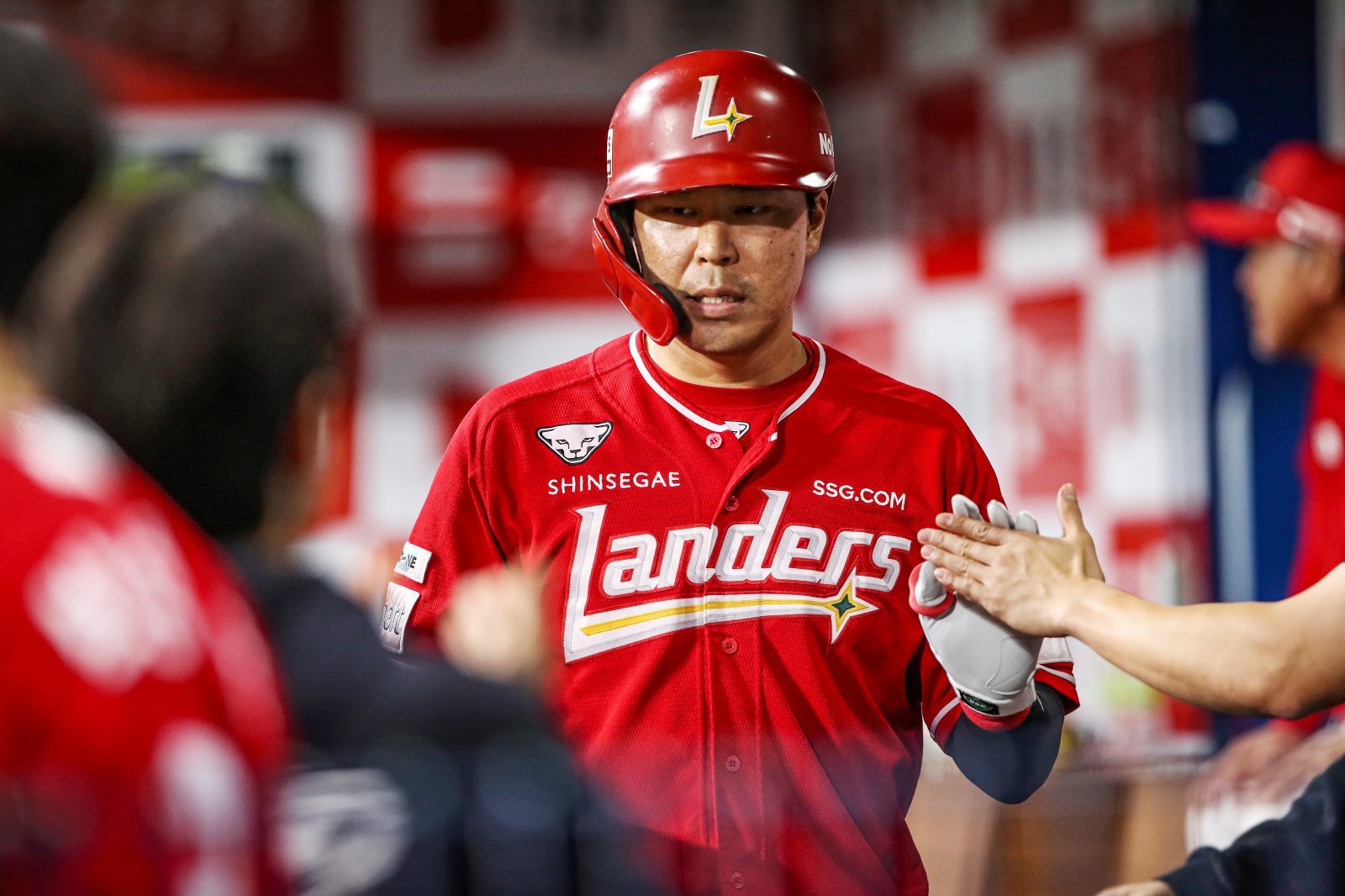 SSG 한유섬은 30일 고척 키움과 원정경기서 4번 지명타자로 선발출전해 결승 2루타를 포함해 4타수 2안타 2타점으로 활약했다. 베테랑의 활약으로 SSG는 매직넘버를 모두 지우며 리그 3위를 확정했다. 사진제공｜SSG 랜더스