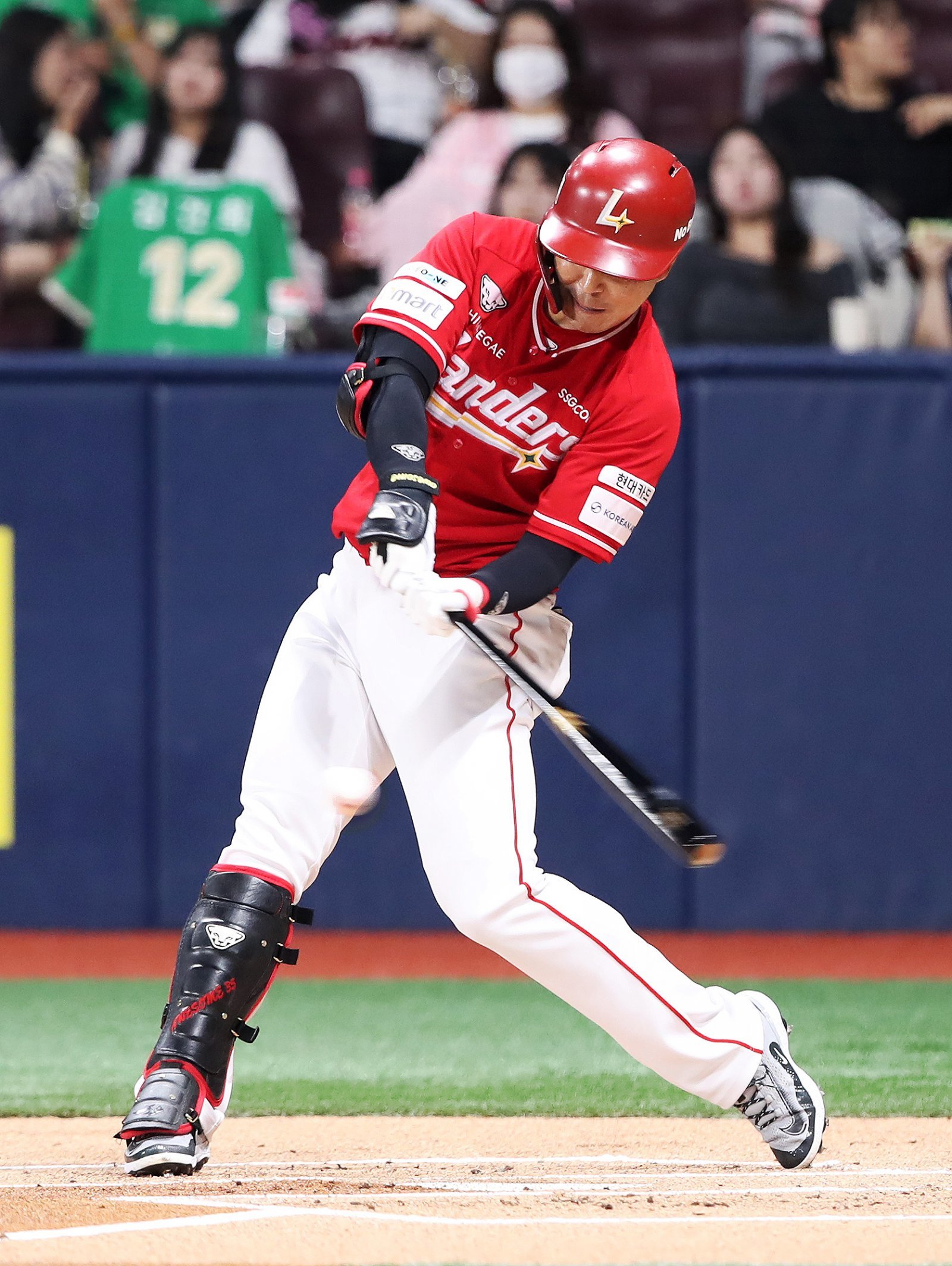 SSG 한유섬은 30일 고척 키움과 원정경기서 4번 지명타자로 선발출전해 결승 2루타를 포함해 4타수 2안타 2타점으로 활약했다. 베테랑의 활약으로 SSG는 매직넘버를 모두 지우며 리그 3위를 확정했다. 사진제공｜SSG 랜더스