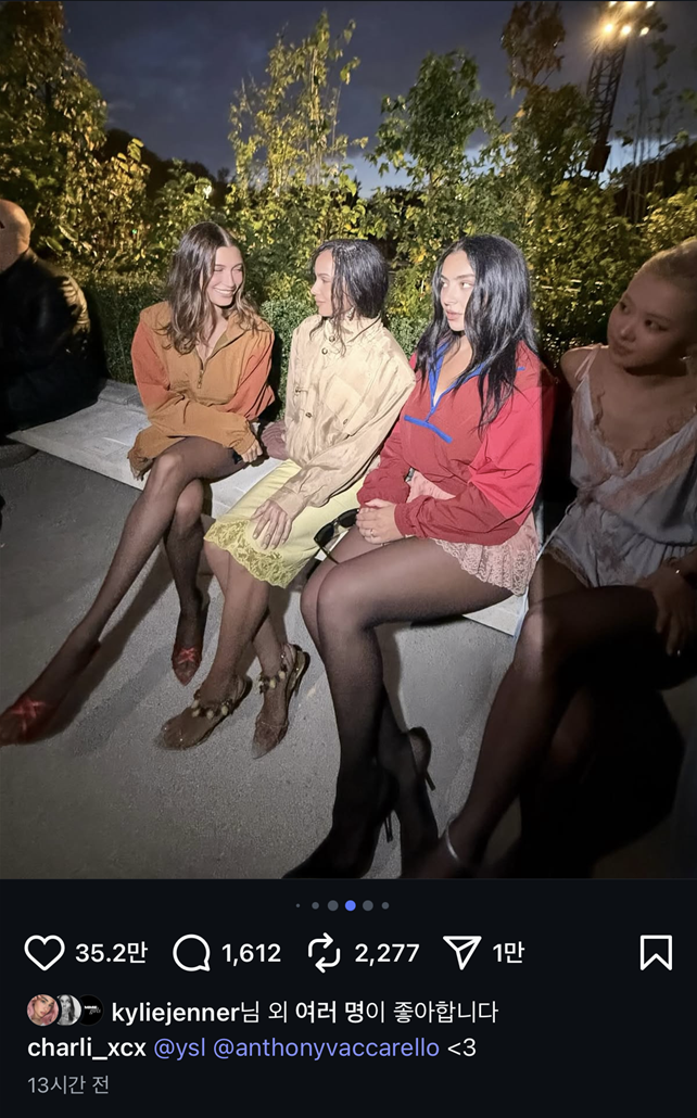 YSL 패션쇼 프런트로에서 벌어진 소외 장면 한 컷이 거센 인종차별 논란으로 번졌다. 중심에 선 인물은 생로랑 글로벌 앰배서더로 참석한 가수 로제(맨 오른쪽)와, 그를 외면한 듯한 행동으로 비판을 받고 있는 팝가수 찰리 XCX(왼쪽에서 세번째)다. 사진 출처 | 찰리 XCX 인스타그램