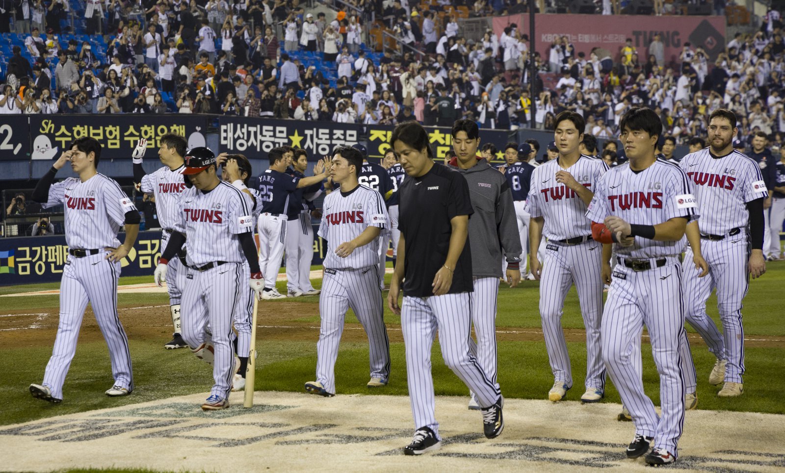LG 선수단이 30일 잠실 두산전에서 0-6으로 패한 뒤 홈팬들에게 인사를 한 후 그라운드를 빠져 나가고 있다. LG는 30일 경기에서도 정규시즌 우승 매직 넘버 ‘1’을 지우지 못했다. 2위 한화와 정규시즌 우승 경쟁은 10월까지 이어지게 됐다. 잠실|뉴시스