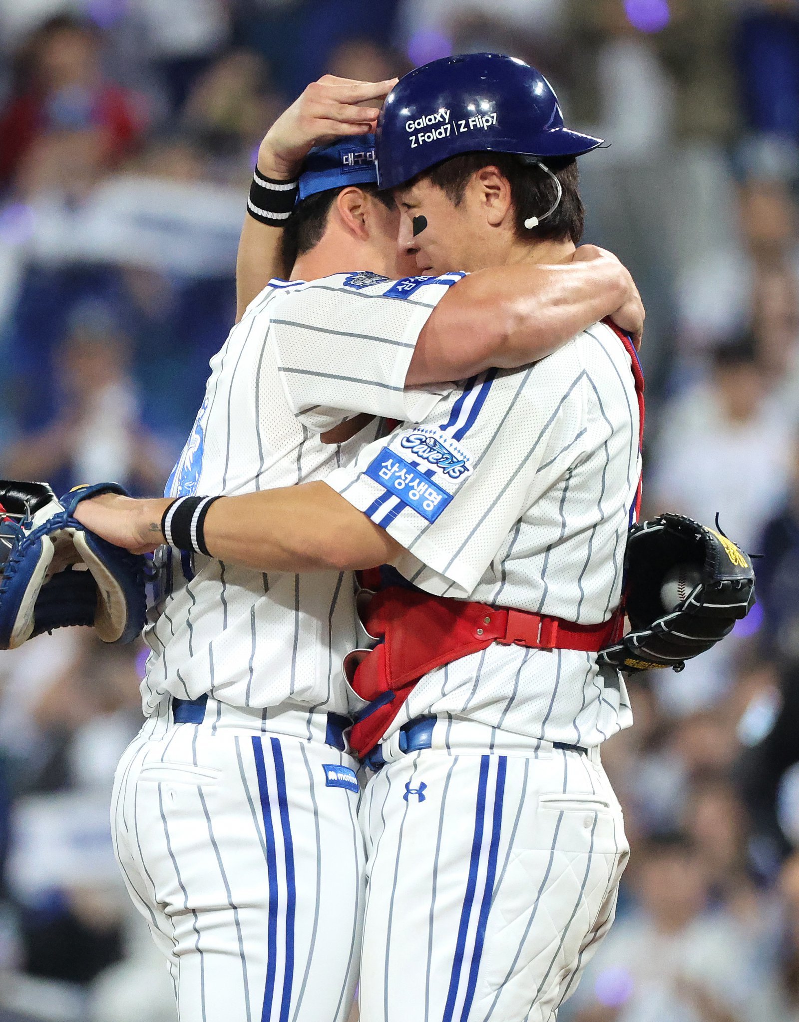 삼성 오승환(왼쪽)이 30일 대구 KIA전이 끝난 뒤 은퇴식을 갖고 그라운드와 작별을 고했다.