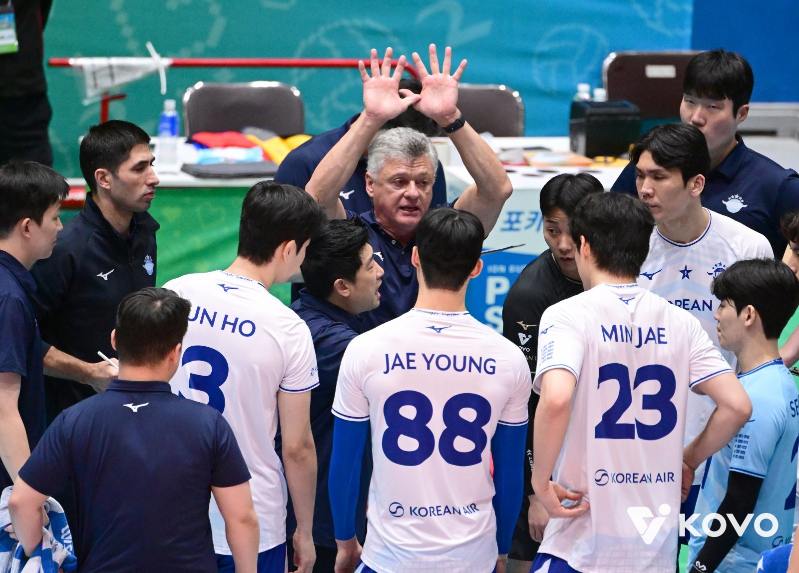 대한항공은 새 시즌을 앞두고 헤난 감독(가운데)을 선임하며 다시 V리그 정규리그-챔피언 결정전 정상에 도전한다. 2024~2025시즌 현대캐피탈에 밀려 4연속 통합우승 기록을 마감했지만 지난달 20일 KOVO컵 우승으로 새 시즌 희망을 밝히고 있다. 당시 여수 진남체육관에서 열린 KOVO컵에서 선수들에게 지시를 내리는 헤난 감독. 사진제공│KOVO