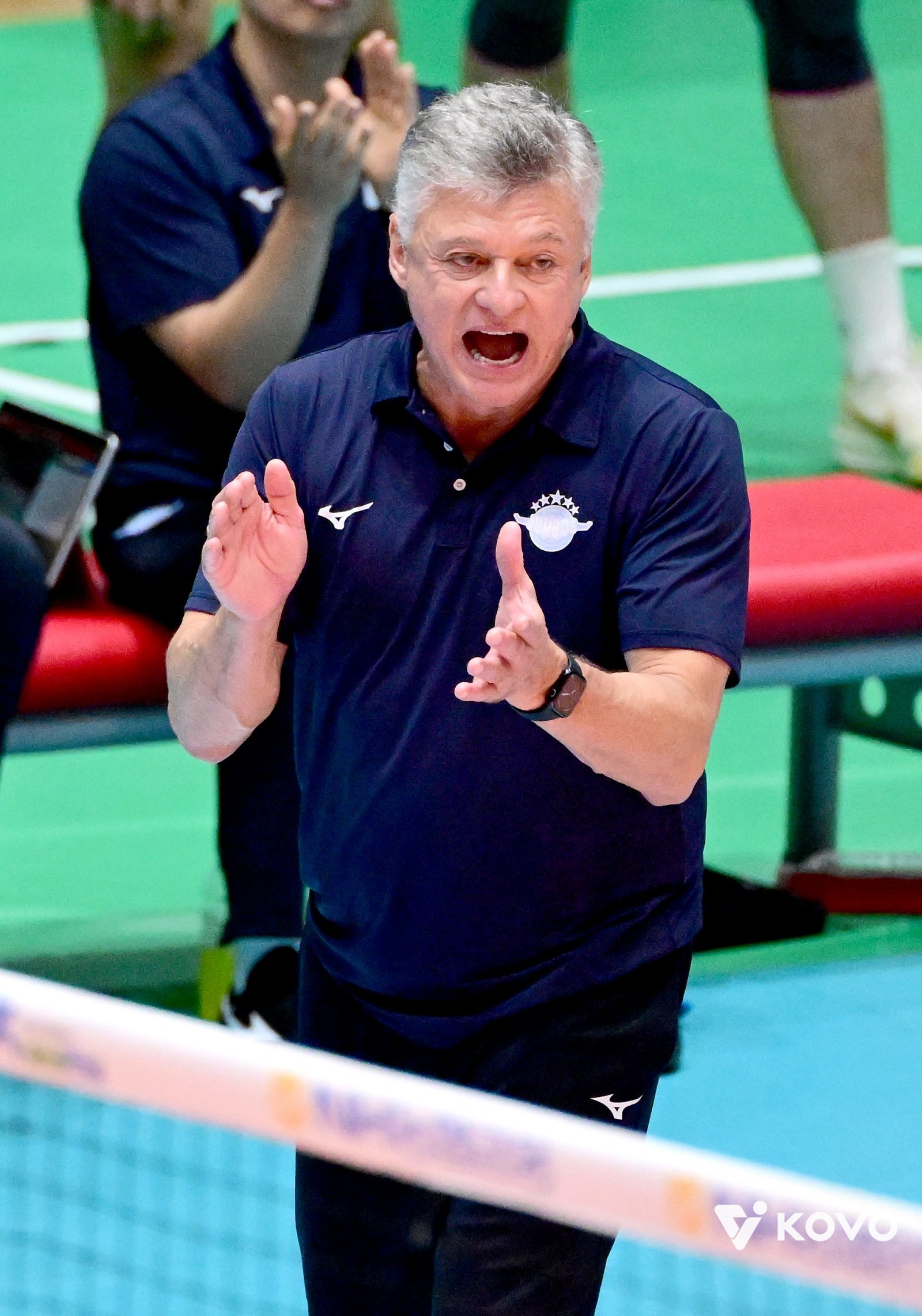 대한항공은 새 시즌을 앞두고 헤난 감독(사진)을 선임하며 다시 V리그 정규리그-챔피언 결정전 정상에 도전한다. 2024~2025시즌 현대캐피탈에 밀려 4연속 통합우승 기록을 마감했지만 지난달 20일 KOVO컵 우승으로 새 시즌 희망을 밝히고 있다. 사진제공│KOVO