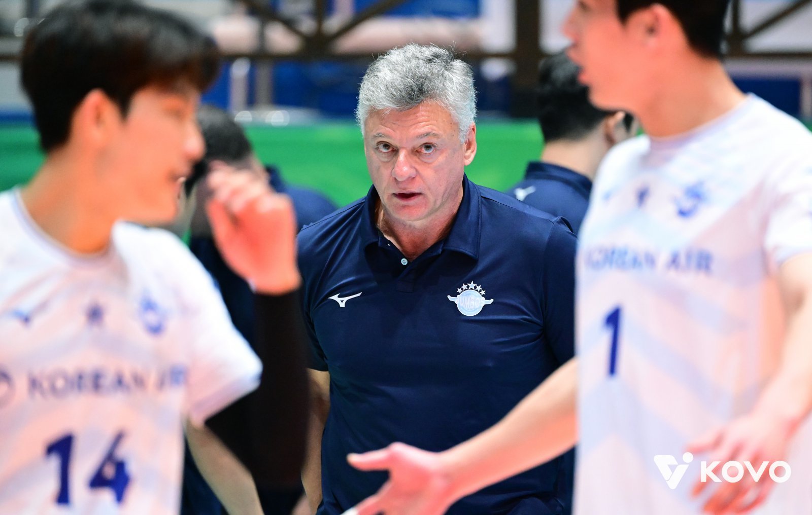 대한항공은 새 시즌을 앞두고 헤난 감독(가운데)을 선임하며 다시 V리그 정규리그-챔피언 결정전 정상에 도전한다. 2024~2025시즌 현대캐피탈에 밀려 4연속 통합우승 기록을 마감했지만 지난달 20일 KOVO컵 우승으로 새 시즌 희망을 밝히고 있다. 사진제공│KOVO