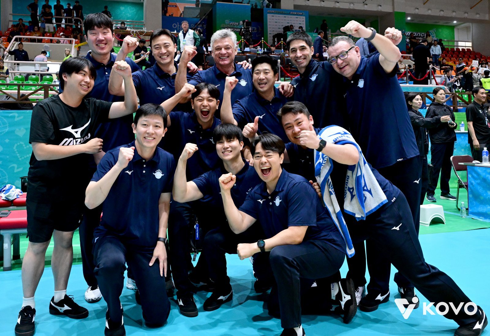 대한항공은 새 시즌을 앞두고 헤난 감독(가운데)을 선임하며 다시 V리그 정규리그-챔피언 결정전 정상에 도전한다. 2024~2025시즌 현대캐피탈에 밀려 4연속 통합우승 기록을 마감했지만 지난달 20일 KOVO컵 우승으로 새 시즌 희망을 밝히고 있다. 당시 여수 진남체육관에서 OK저축은행을 꺾고 KOVO컵 우승을 차지한 뒤 기뻐하는 대한항공 선수단. 사진제공│KOVO