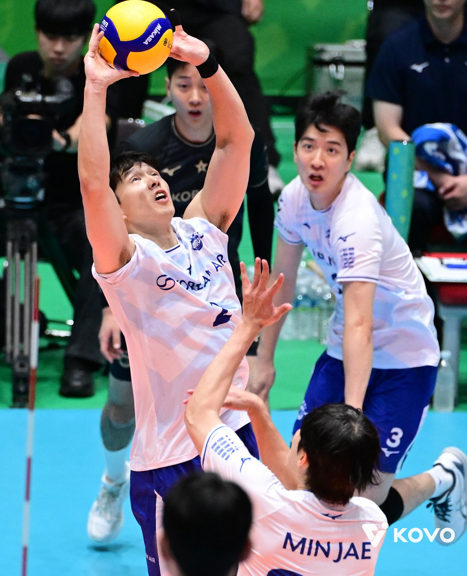 대한항공 한선수(왼쪽)는 프로 19년차 원클럽맨이다. 대한항공이 만년 3위였던 시절부터 통합 4연패를 달성하던 시절을 모두 경험했다. 집 같은 팀에서 가족과 같은 동료들과 새 시즌 통합우승을 재현하겠다는 의지다. 사진제공│KOVO