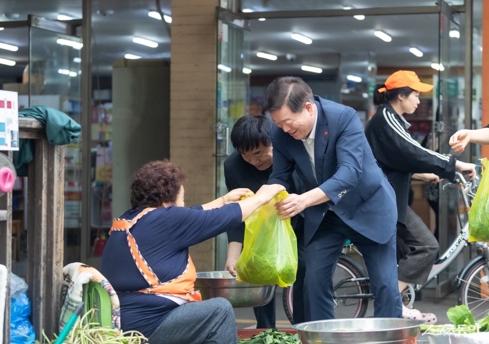 박승원 광명시장이 30일 광명새마을시장을 찾아 성수품 가격을 살피고, 광명사랑화폐로 직접 장을 보며 현장 물가를 점검하고 있다. 사진제공|광명시