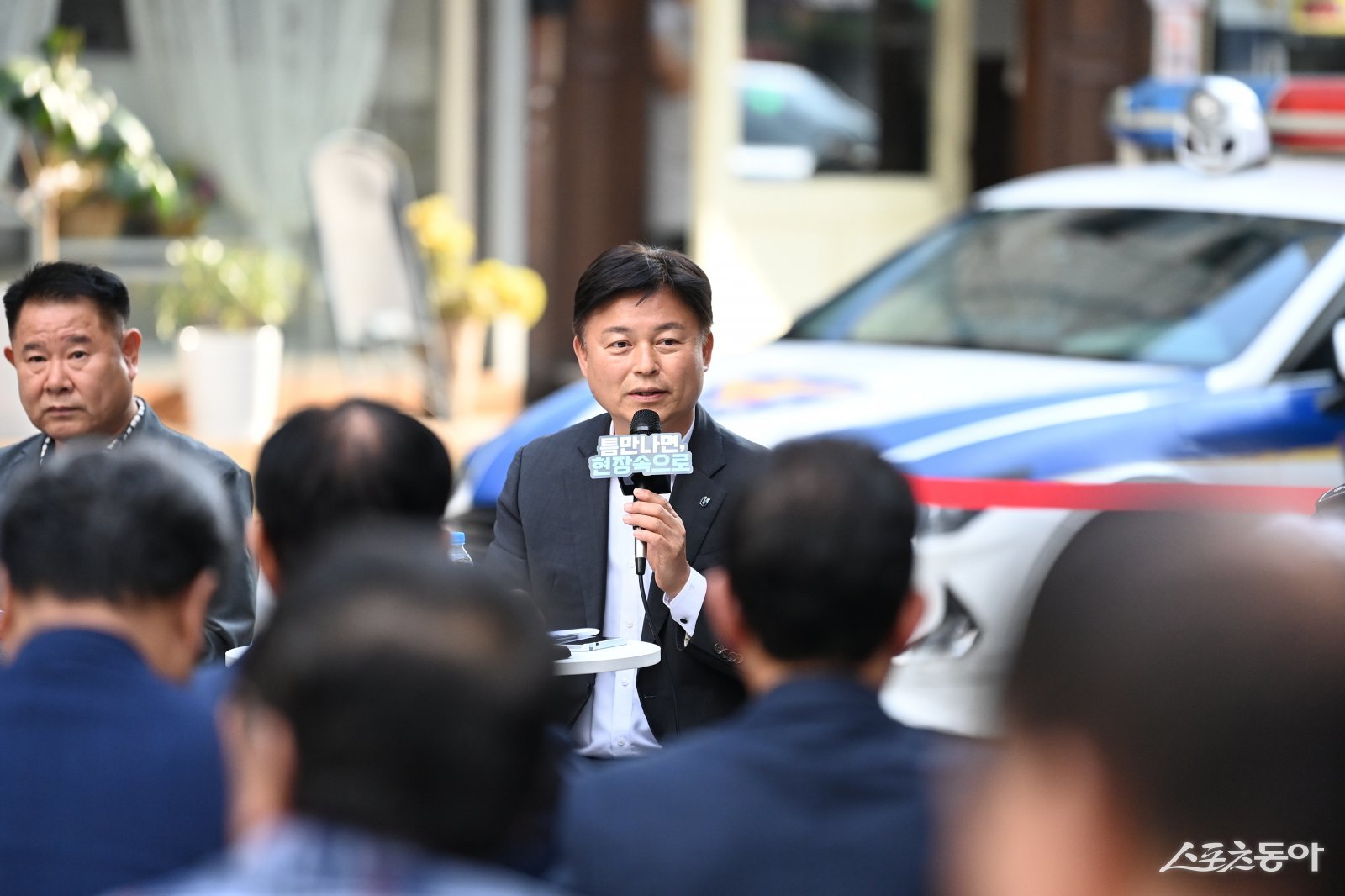 조용익 부천시장이 29일, 부천역 피노키오 광장에서 열린 ‘틈만나면, 현장속으로’에서, 막장 유튜버 활동 근절 방안을 논의하고 있다. 사진제공|부천시