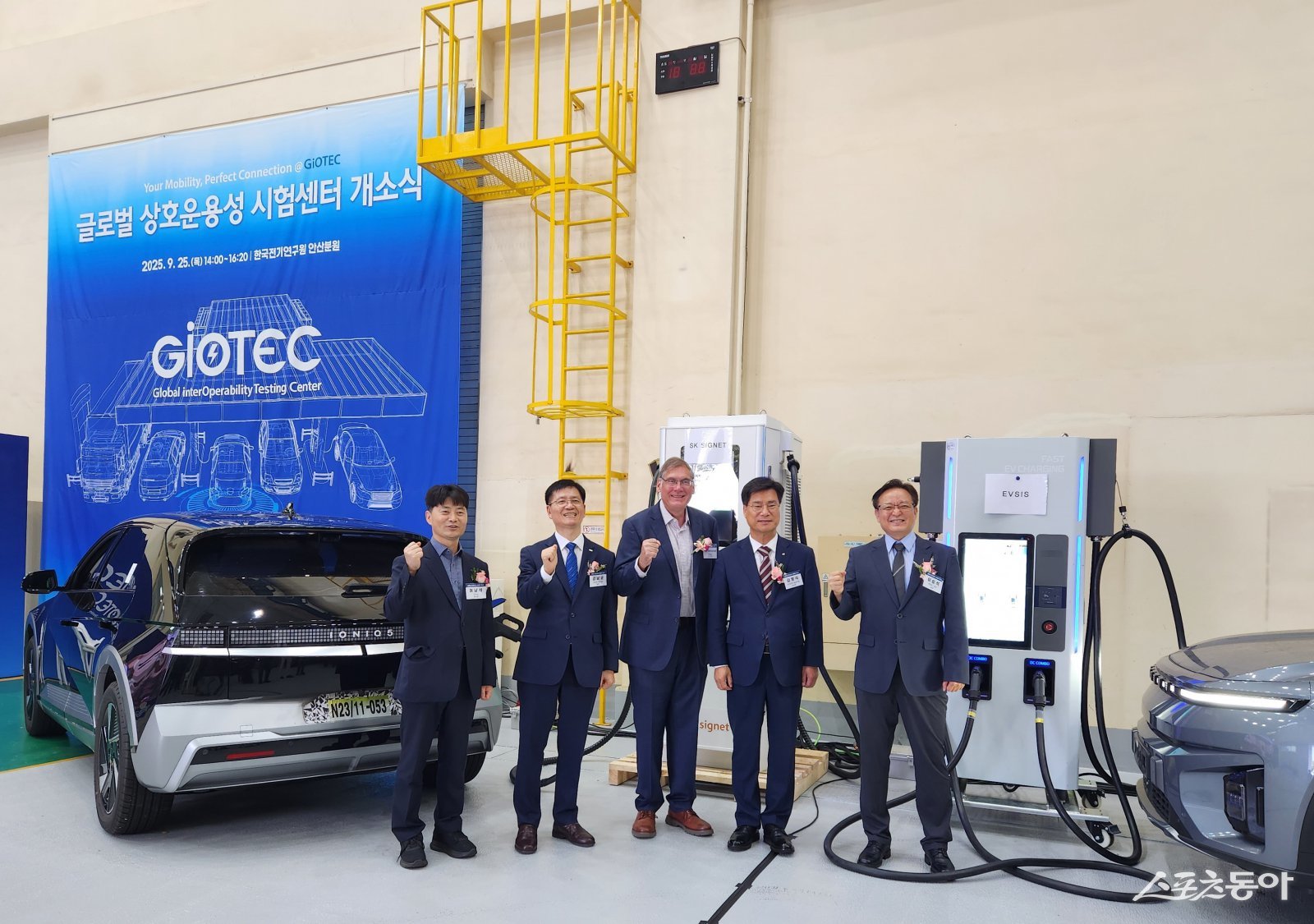 허남석 안산시 부시장(왼쪽 첫번째)이 ‘글로벌 상호운용성 시험센터 개소식’에서 참석자들과 기념촬영을 하고 있다. 사진제공｜안산시