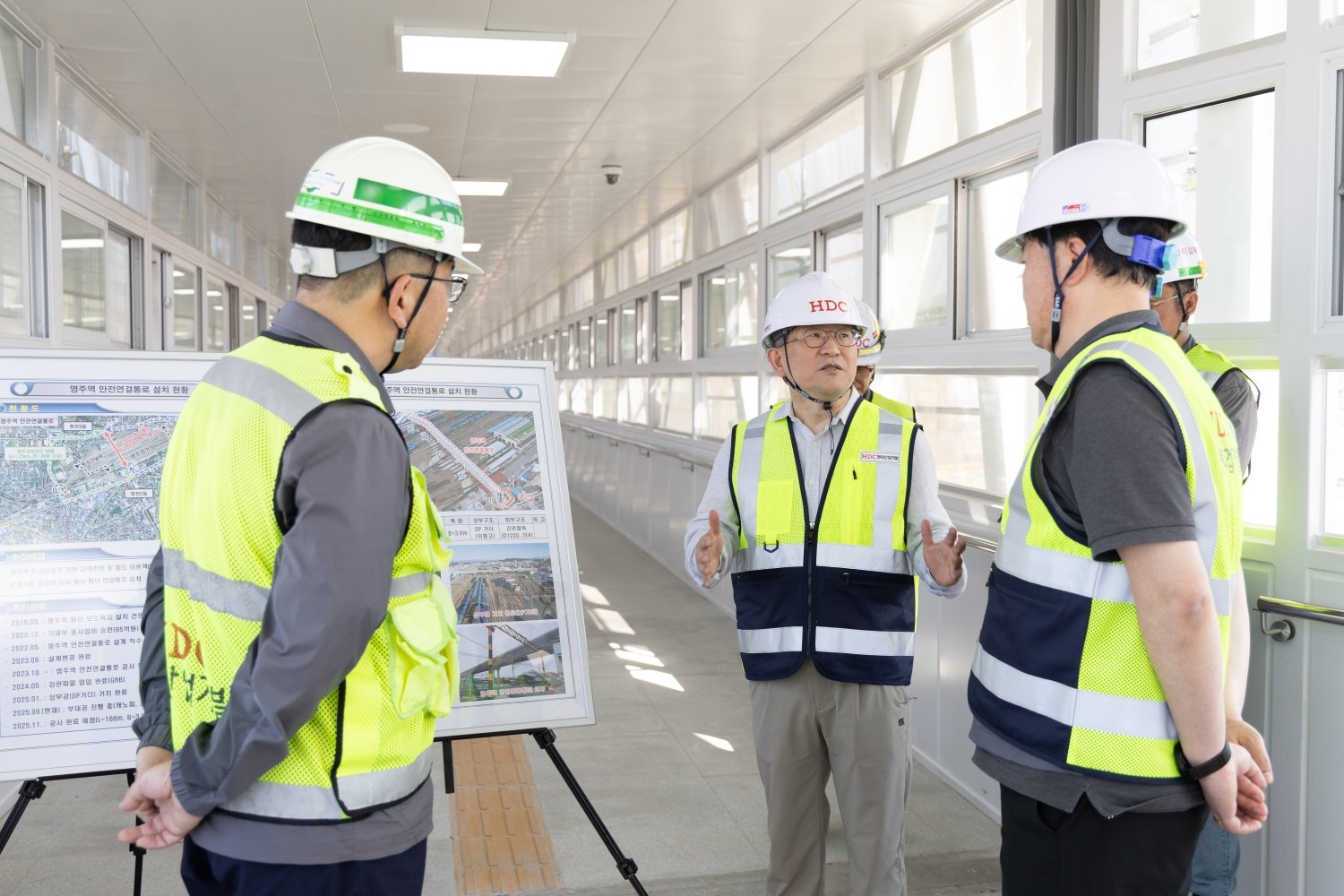 HDC현대산업개발 정경구 대표이사(가운데)가 경상북도 영주시 도담–영천 복선전철 4공구 현장에서 현장 안전보건 점검을 진행하고 있다. 사진제공 | HDC현대산업개발