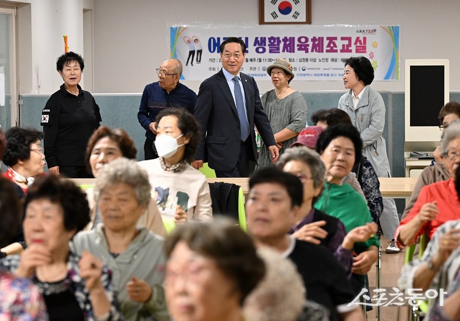 유정복 인천광역시장이 30일 더샵부평센트럴시티 경로당을 방문했다. 사진제공|인천시