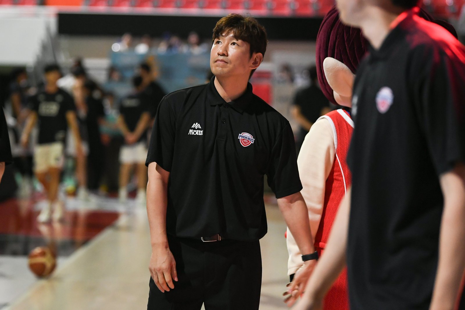 양동근 현대모비스 감독과 손창환 소노 감독은 2025~2026시즌 처음 지휘봉을 잡는 ‘유이’한 사령탑이다. 이들이 초보 사령탑이라는 평가를 뒤집을 수 있을지에 관심이 쏠린다. 사진제공ㅣKBL