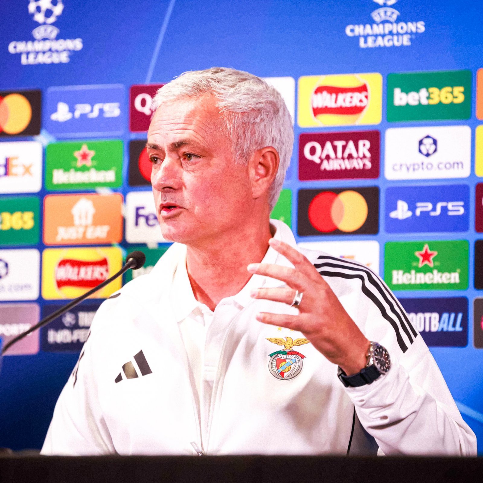 조세 무리뉴 벤피카 감독이 1일(한국시간) 첼시와 원정경기에서 옛 팀에 대한 예우를 갖췄다. 첼시 선수들을 향한 벤피카 팬들의 물병 투척 세례도 막았다. 사진출처｜벤피카 페이스북