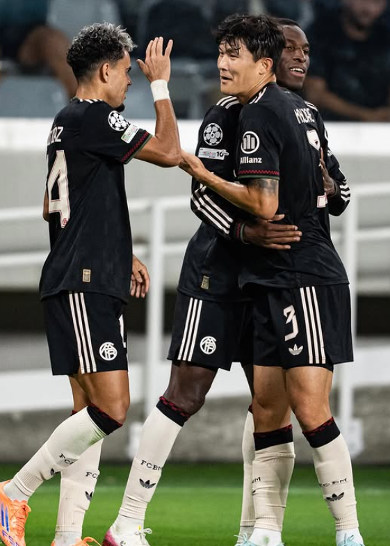 축구국가대표팀 수비수 김민재(오른쪽)가 1일(한국시간) 키프로스 리마솔의 알파메가 스타디움에서 열린 바이에른 뮌헨-파포스의 2025~2026시즌 UCL 리그 페이즈 2차전 원정경기에서 5-1로 승리한 뒤 동료들과 기뻐하고 있다. 그는 이번 시즌 2번째로 풀타임을 소화했지만, 실점의 빌미를 제공하는 등 아쉬운 경기력을 보였다. 사진출처│바이에른 뮌헨 인스타그램