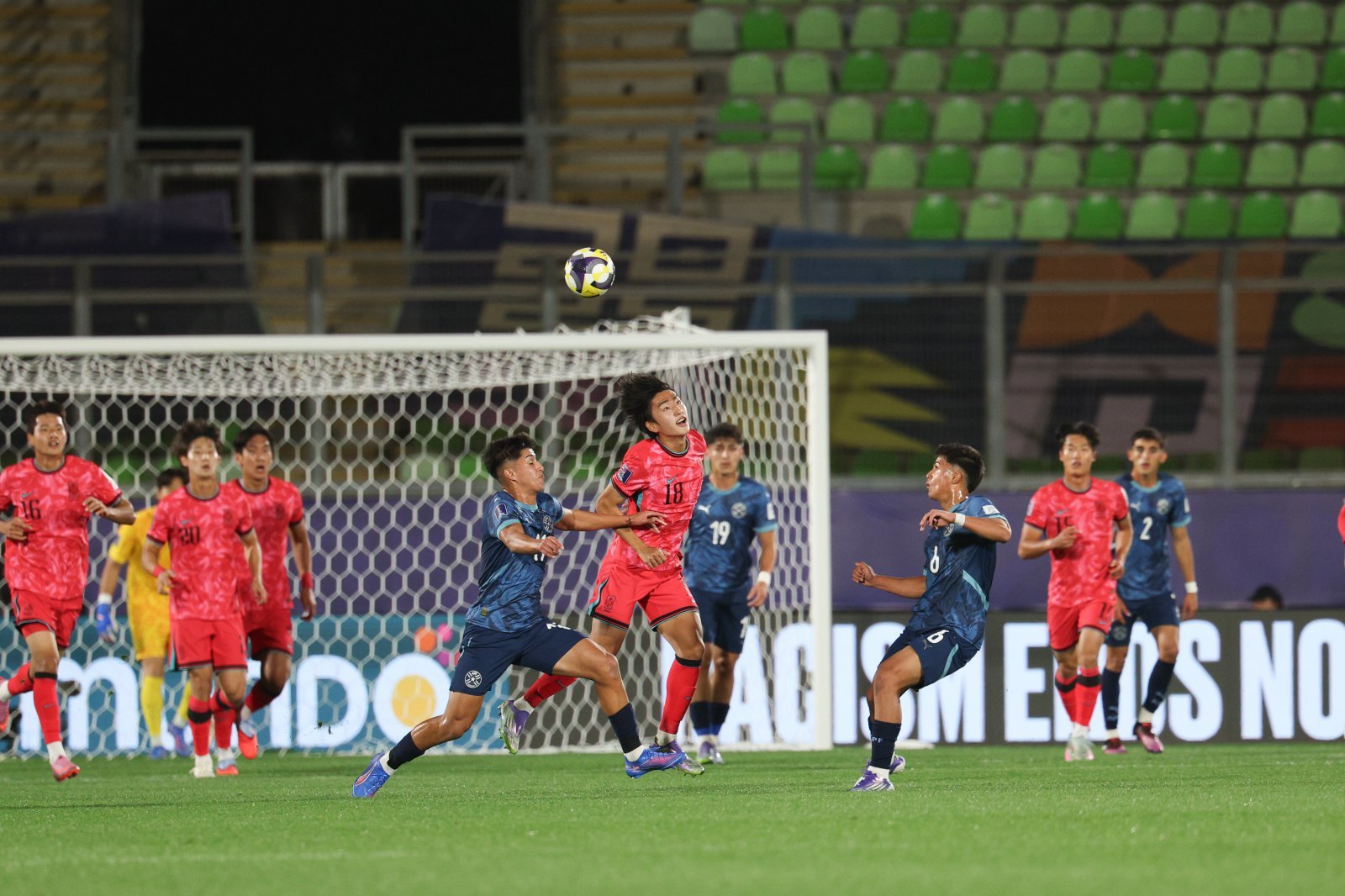 U-20 대표팀 윙어 최병욱(가운데)이 1일(한국시간) 칠레 발파라이소 에스타디오 엘리아스 피게로아 브란데르에서 열린 파라과이와 월드컵 조별리그 B조 2차전 도중 파라과이 수비진의 압박을 받고 있다. 사진제공|대한축구협회