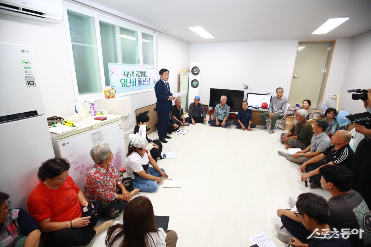 조상래 곡성군수가 지난 9월 25일과 29일, 마을회관을 찾아 주민과 공감하는 현장 소통 프로그램 ‘유난히 좋은 날’을 통해 군민들과 소통하고 있다. 사진제공=곡성군