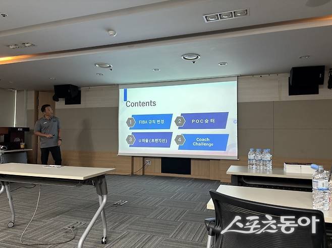 ‘2025~2026 LG전자 프로농구’가 3일 개막한다. 이번 시즌에는 챌린지 제도 및 비디오 판독 적용 범위 등 경기에 직접 영향을 끼칠 변화가 적지 않아 관심이 쏠린다. 9월 16일 KBL 경기규칙설명회에서 새로운 규칙을 설명하는 이승무 심판. 스포츠동아 DB