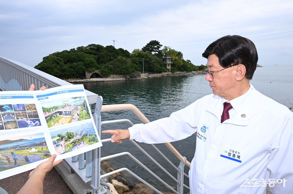정종복 기장군수가 죽도 관광자원화 사업 현장을 점검하고 있다. (사진제공=기장군)