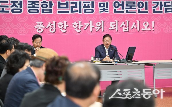 이철우 경북도지사가 언론간담회서 도정 주요 현안과 2025 APEC 정상회의 준비 상황을 밝히고 있다. 사진제공 ㅣ 경북도