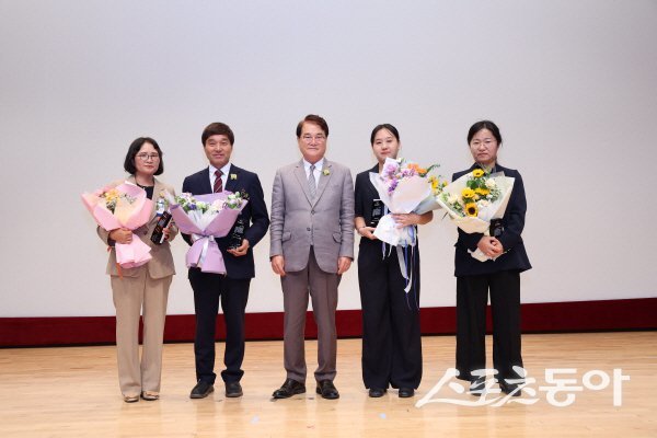 김하수 청도군수가 상반기 적극행정 우수공무원을 시상하고 기념 촬영하고 있다. 사진제공 ㅣ 청도군