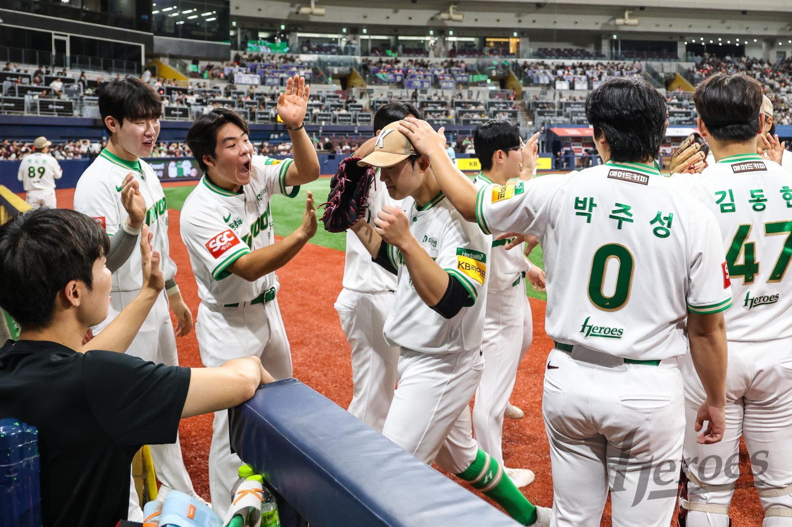 키움 정현우(가운데)는 데뷔 첫해 선발투수로 기회를 받았지만, 만족할 수 없는 한 해를 보냈다. 그는 느낀 점을 토대로 다음 시즌 반등을 다짐했다. 사진제공|키움 히어로즈