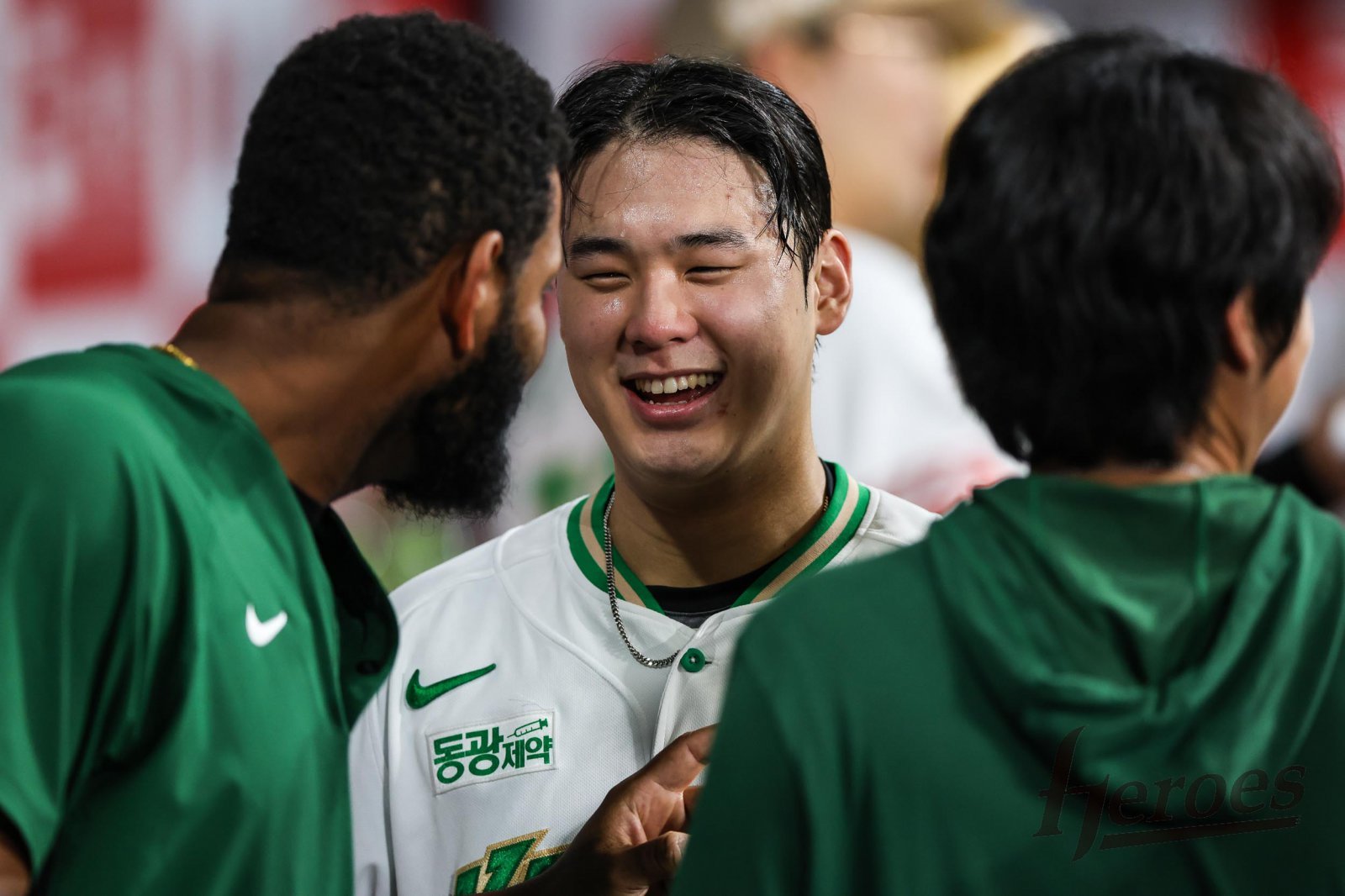 키움 정현우(가운데)는 데뷔 첫해 선발투수로 기회를 받았지만, 만족할 수 없는 한 해를 보냈다. 그는 느낀 점을 토대로 다음 시즌 반등을 다짐했다. 사진제공|키움 히어로즈