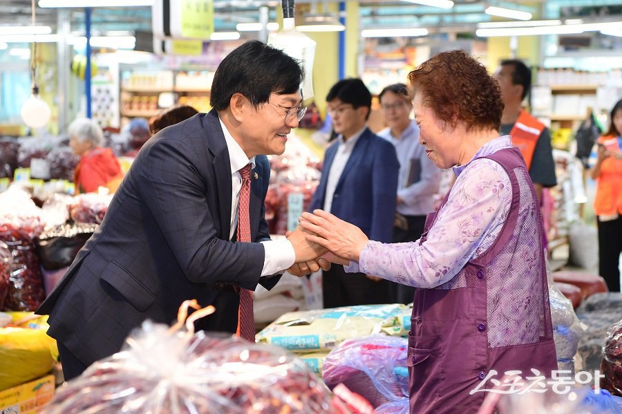 박용철 강화군수는 추석을 맞아 지역 전통시장과 상점가를 일일히 방문해 상인들과 소통했다.