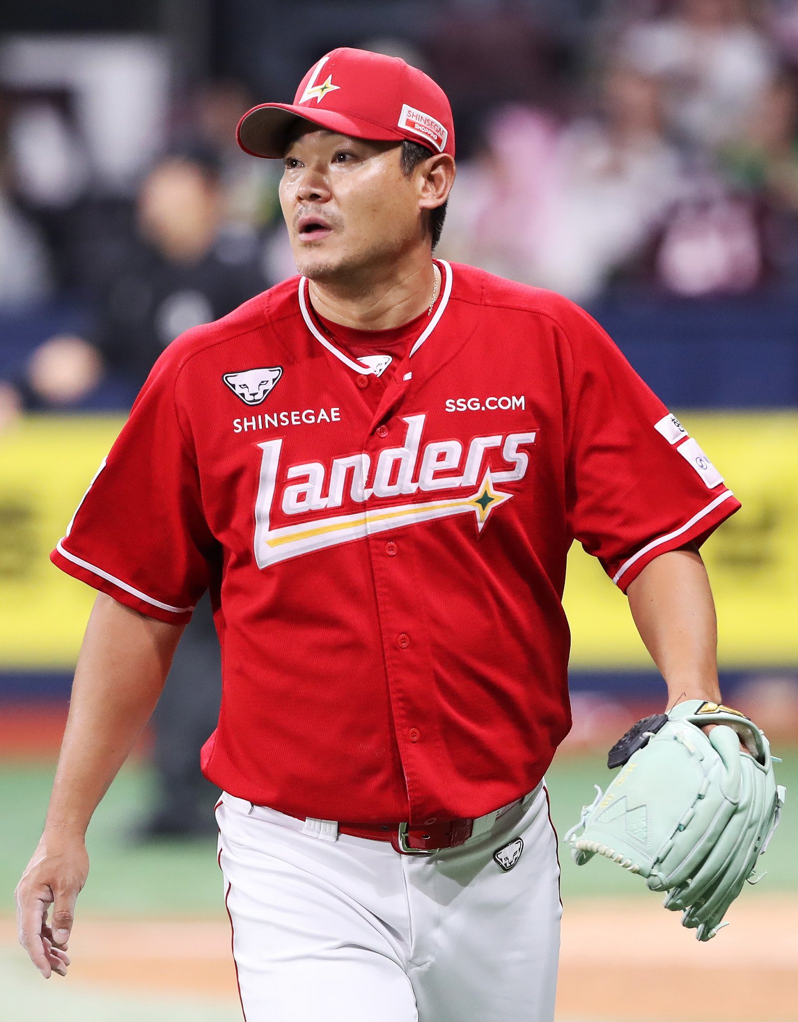 SSG 노경은이 30일 고척 스카이돔에서 열린 키움전 6회말에 등판해 이닝을 마무리한 뒤 마운드를 내려가고 있다. 아내의 치료와 검사로 병원에서 곁을 지키던 노경은은 이날 3회 도중 야구장에 출근을 했다. 사진제공|SSG 랜더스