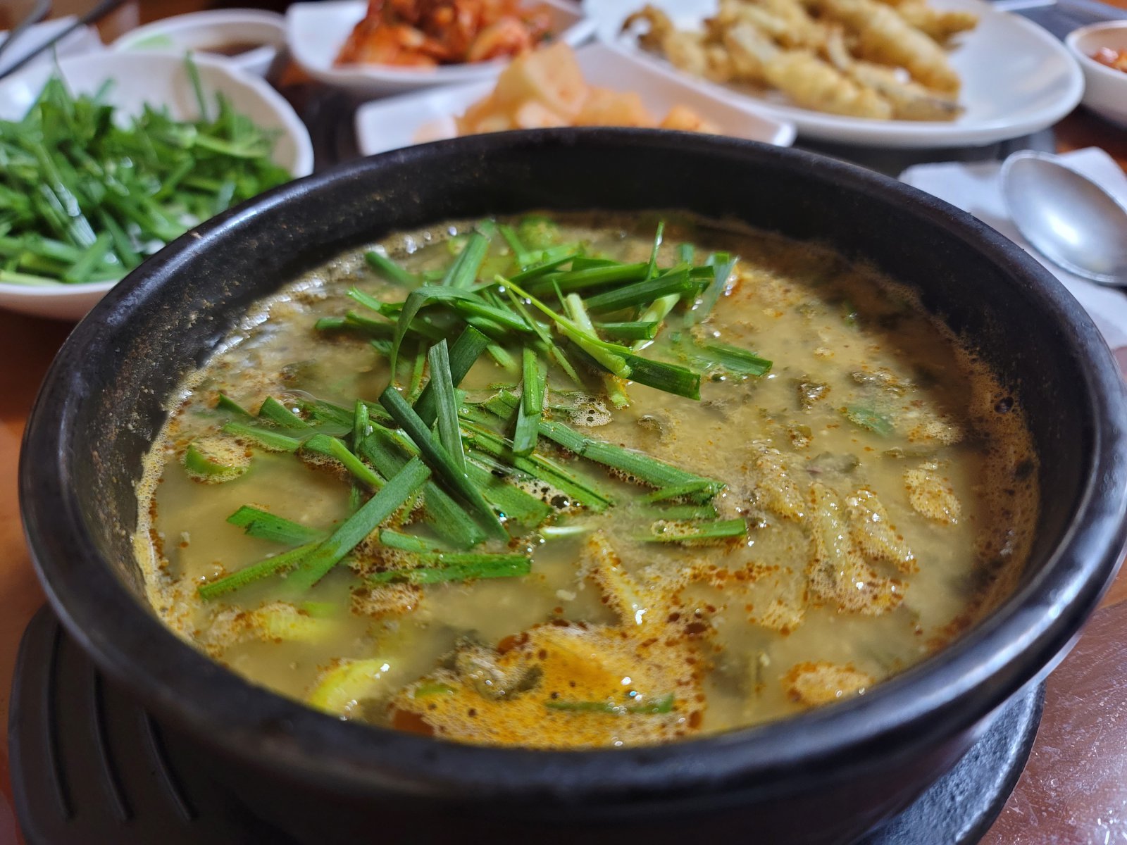 가을의 문턱에서 비우는 추어탕 한 그릇은 몸뿐만 아니라 마음마저 건강하게 만들어주는 보양식이다. 우리 민족은 예로부터 지역과 시대에 따라 다양한 방식으로 추어탕을 즐겨왔다. 양형모 기자