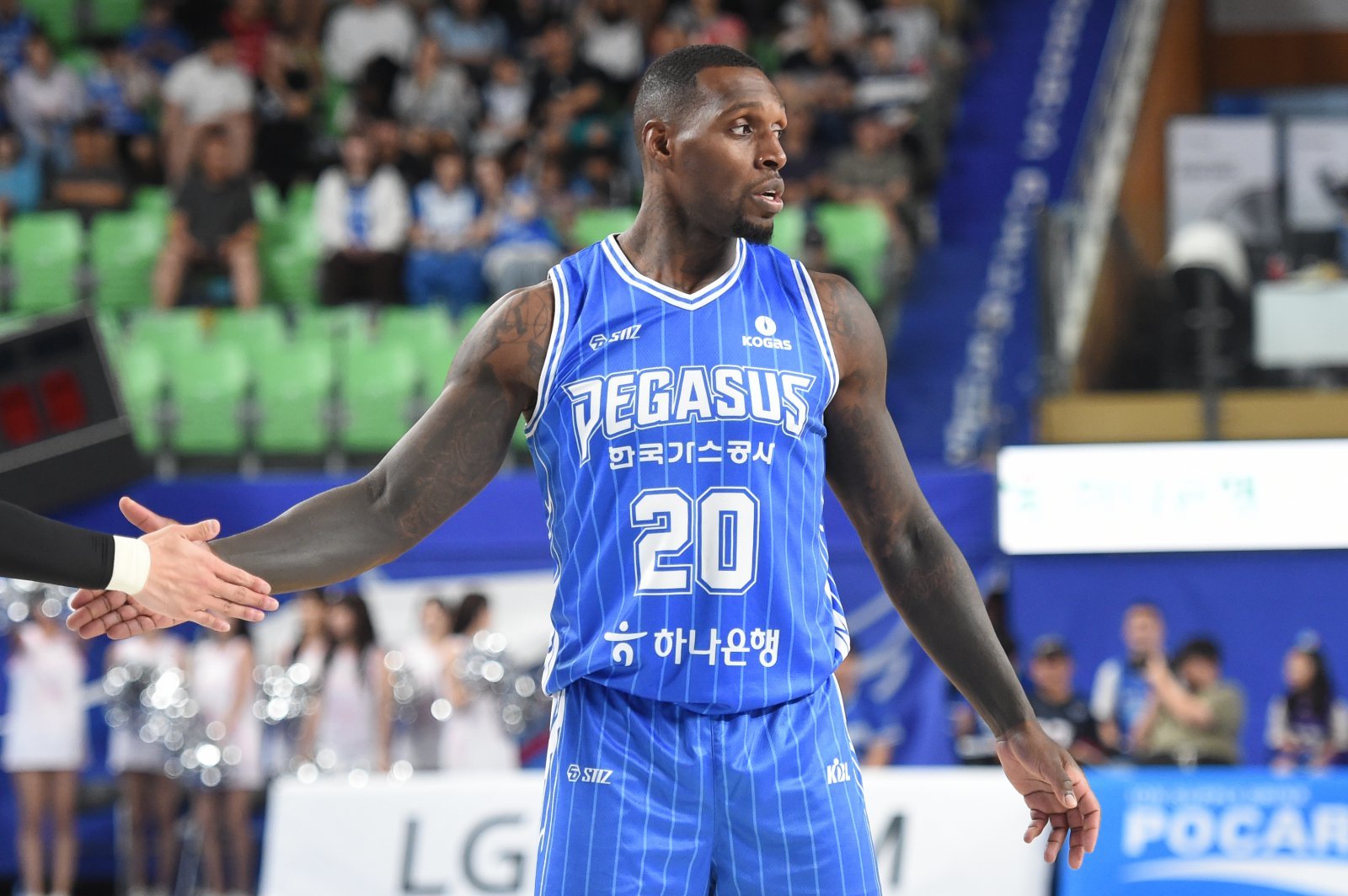 DB 헨리 엘런슨, KT 데릭 윌리엄스, 가스공사 라건아는 ‘2025~2026 LG전자 프로농구’에서 활약이 기대되는 외국인선수다. 엘런슨, 윌리엄스는 NBA 출신이고, 라건아는 KBL에서 611경기에 출전한 베테랑이다. 9월 28일 현대모비스와 시범경기에서 동료와 하이파이브를 하는 라건아. 사진제공｜KBL