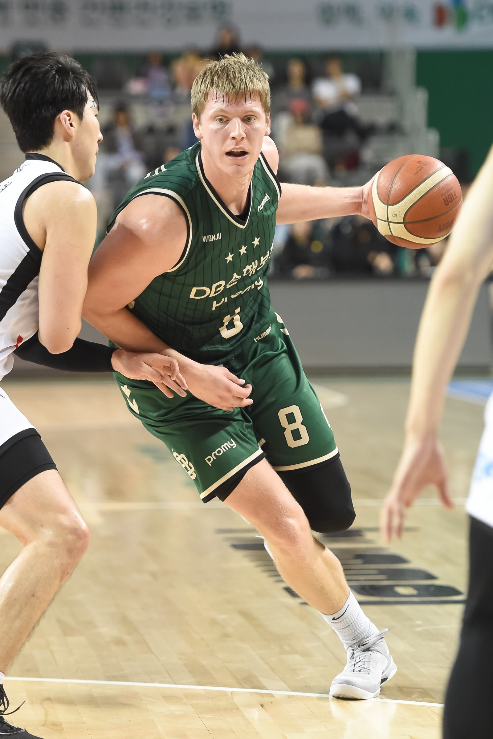 DB 헨리 엘런슨, KT 데릭 윌리엄스, 가스공사 라건아는 ‘2025~2026 LG전자 프로농구’에서 활약이 기대되는 외국인선수다. 엘런슨, 윌리엄스는 NBA 출신이고, 라건아는 KBL에서 611경기에 출전한 베테랑이다. 9월 20일 KT와 시범경기에서 돌파를 시도하는 엘런슨. 사진제공｜KBL