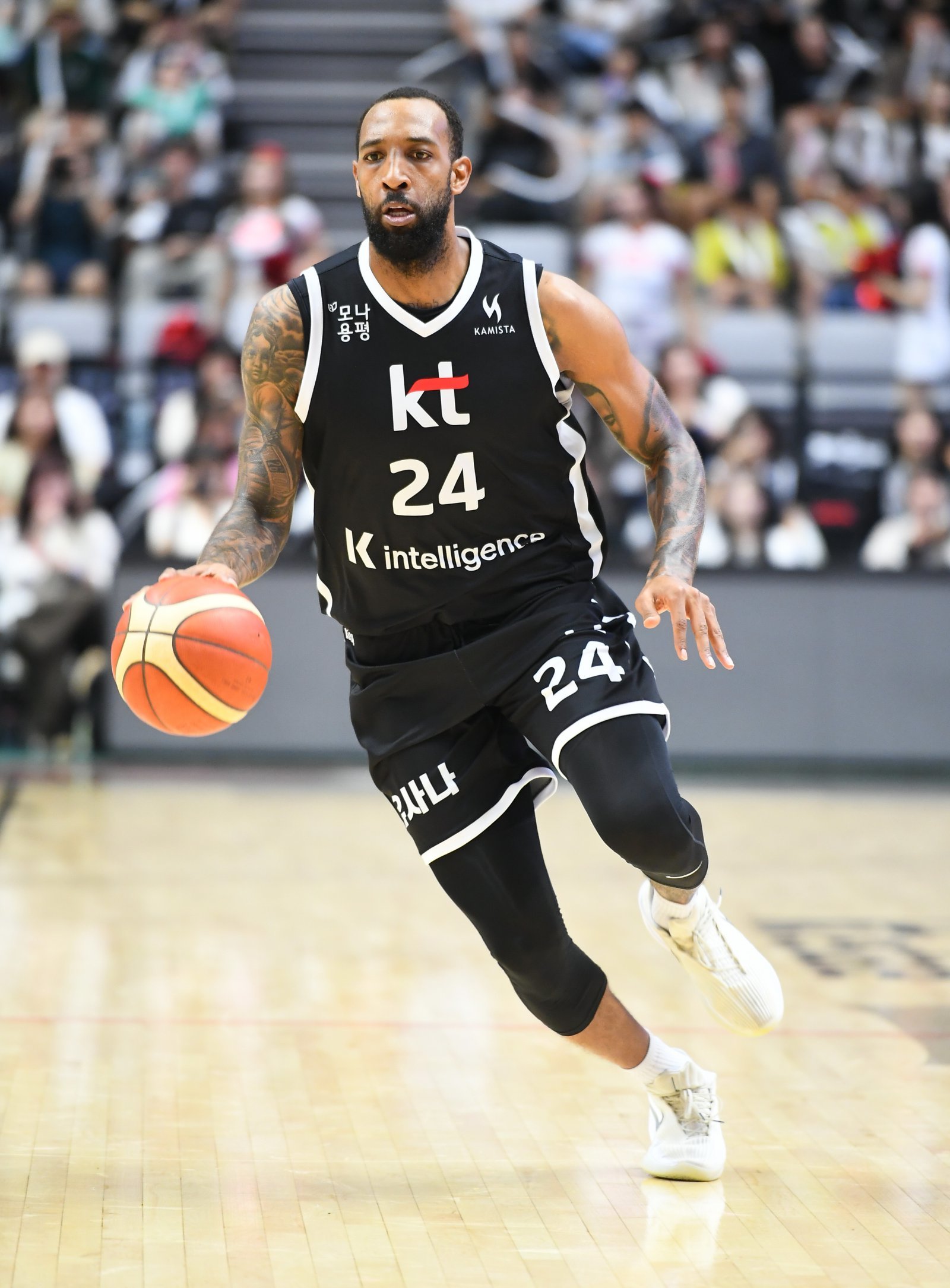 DB 헨리 엘런슨, KT 데릭 윌리엄스, 가스공사 라건아는 ‘2025~2026 LG전자 프로농구’에서 활약이 기대되는 외국인선수다. 엘런슨, 윌리엄스는 NBA 출신이고, 라건아는 KBL에서 611경기에 출전한 베테랑이다. 9월 27일 정관장과 시범경기에서 드리블을 하고 있는 윌리엄스. 사진제공｜KBL