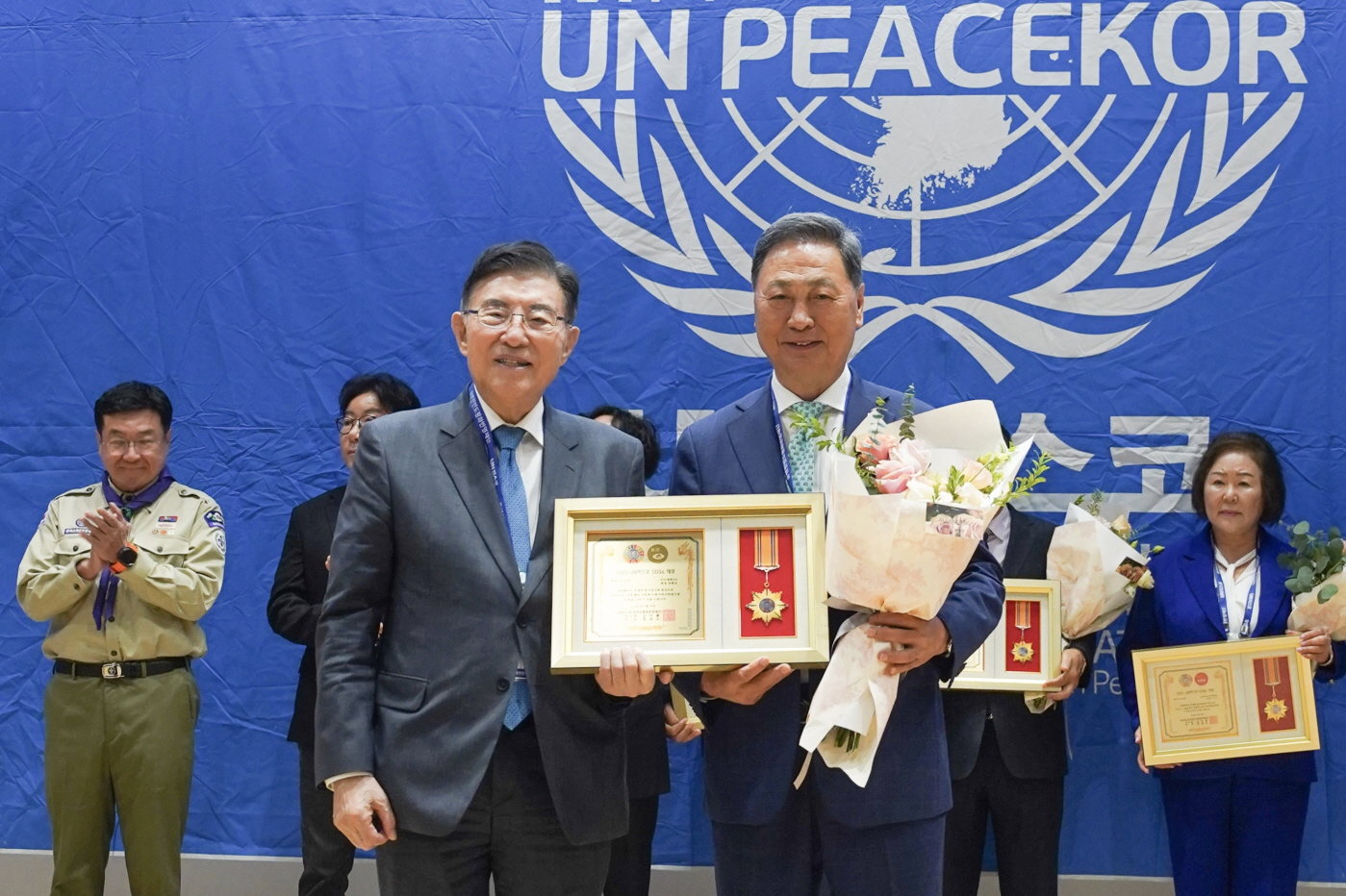 강태선 BYN블랙야크그룹 회장(오른쪽)과 김덕룡 UN피스코 이사장