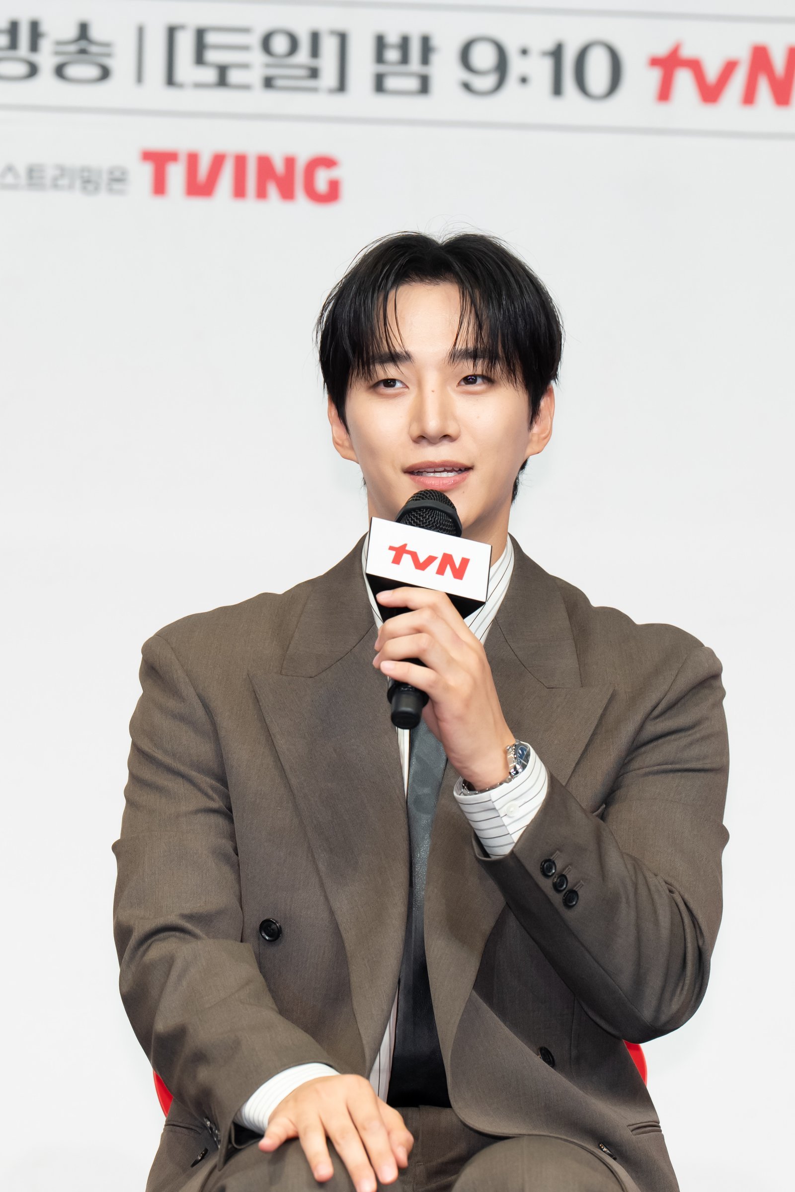 이준호가 임윤아와 완벽한 흥행 바통 터치에 성공했다.‘폭군의 셰프’ 후속작으로 안방극장에 출격한 이준호의 ‘태풍상사’는 단 2회 만에 최고 시청률 7%를 돌파하며 쾌조의 출발을 알렸다. 사진제공 | tvN